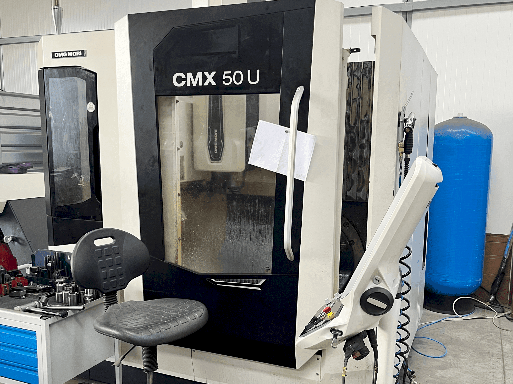 A DMG MORI CMX 50 U gép elölnézete