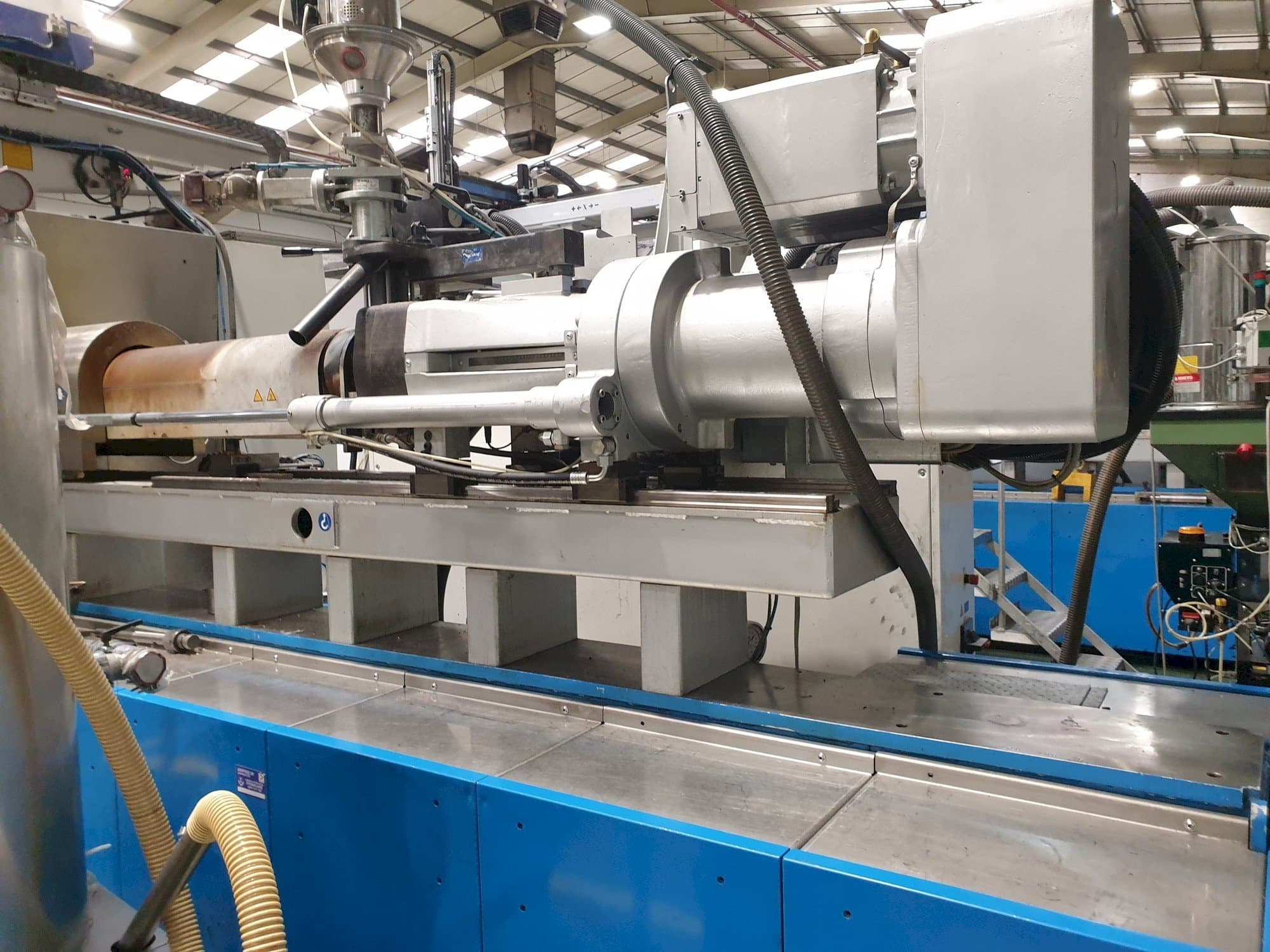 A Netstal EVOS 5500-2000 gép elölnézete