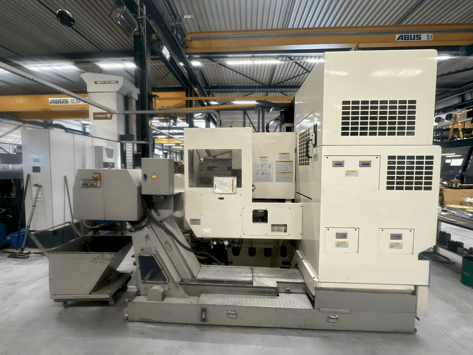 A Okuma MX-55VB gép elölnézete