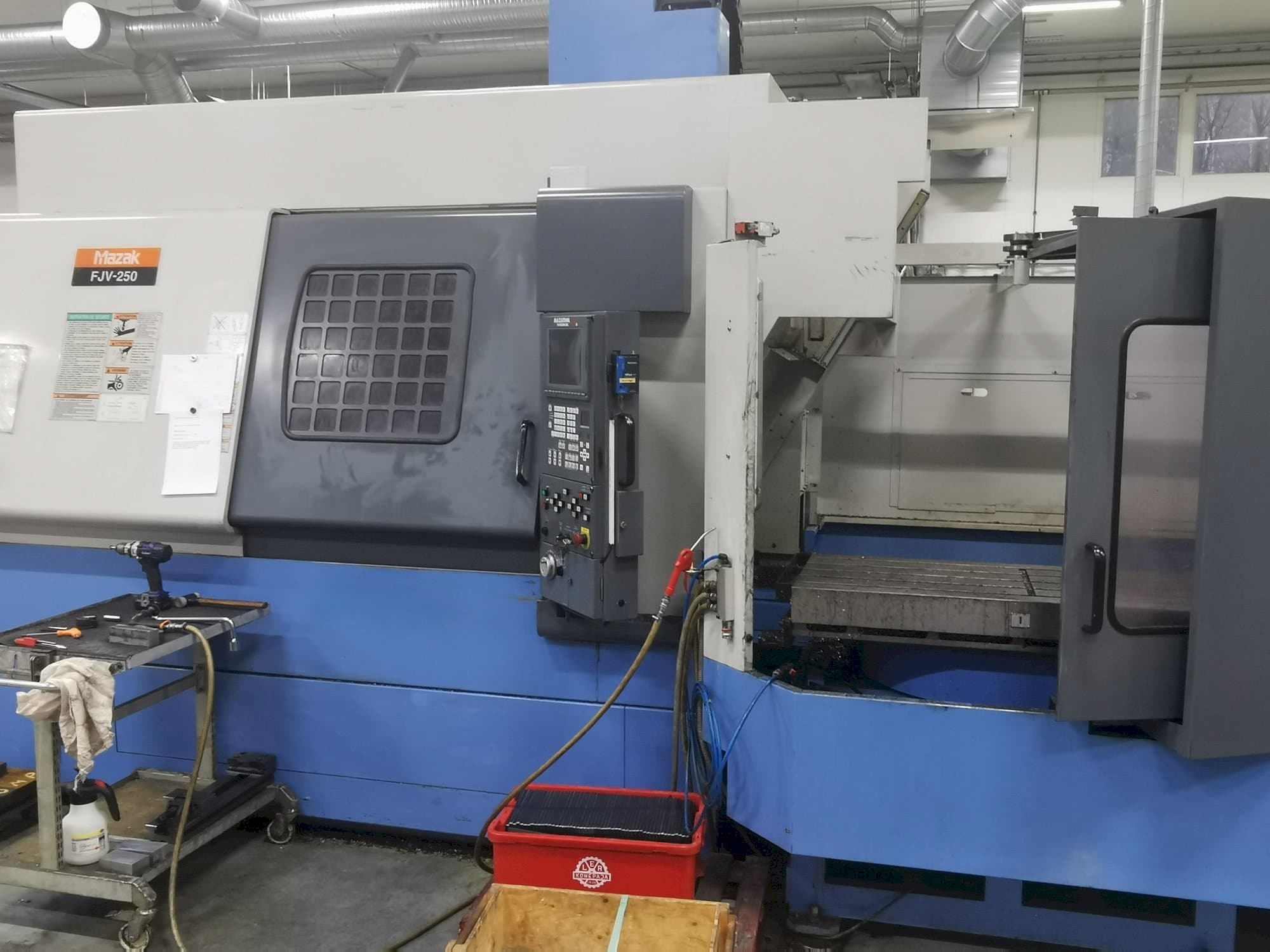 A Mazak FJV250 gép elölnézete
