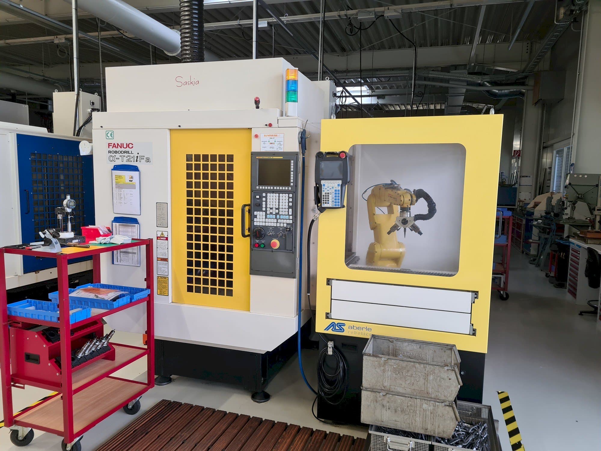A FANUC Robodrill ALPHA T21iFA gép elölnézete