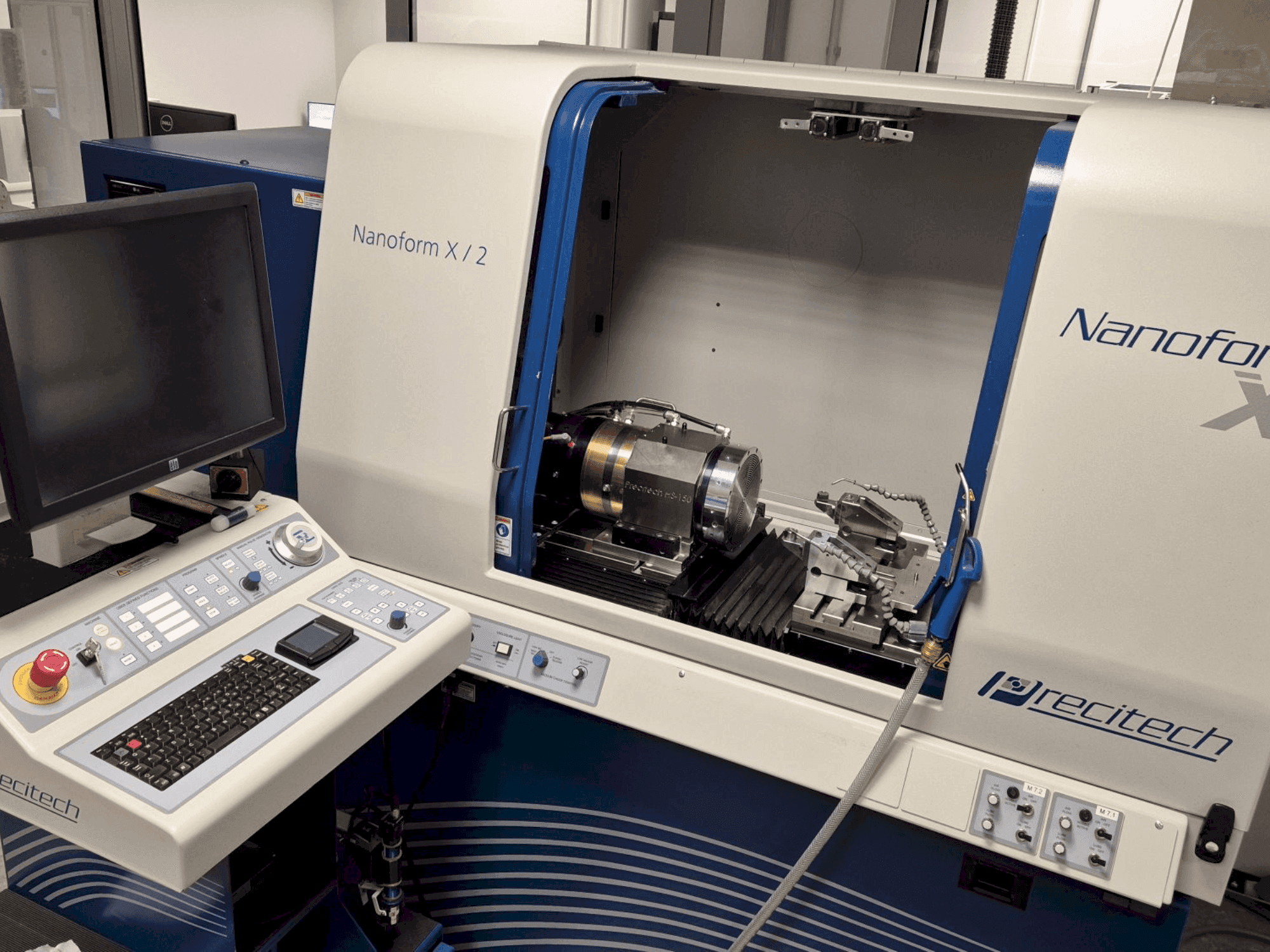 A PRECITECH Nanoform X gép elölnézete