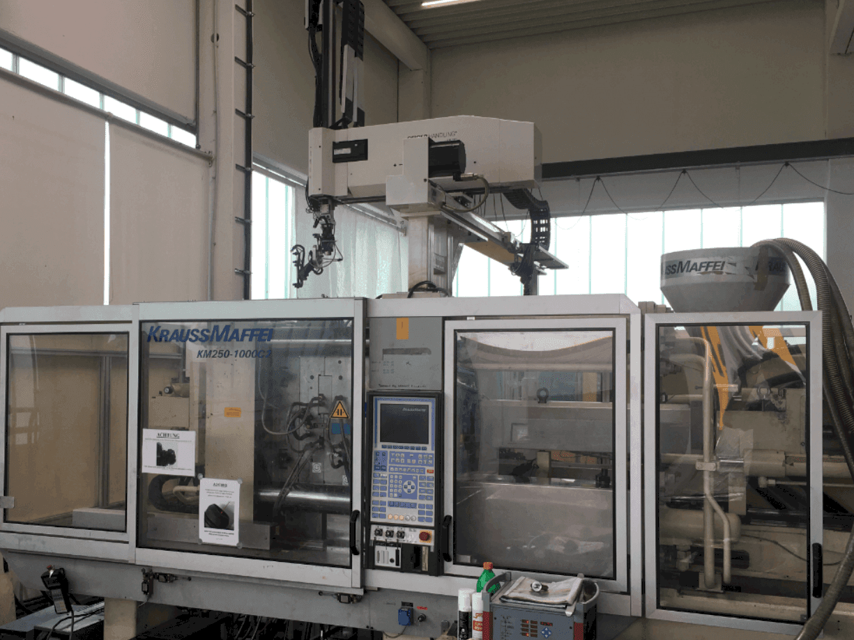 A Krauss Maffei 250-1000 C2 gép elölnézete