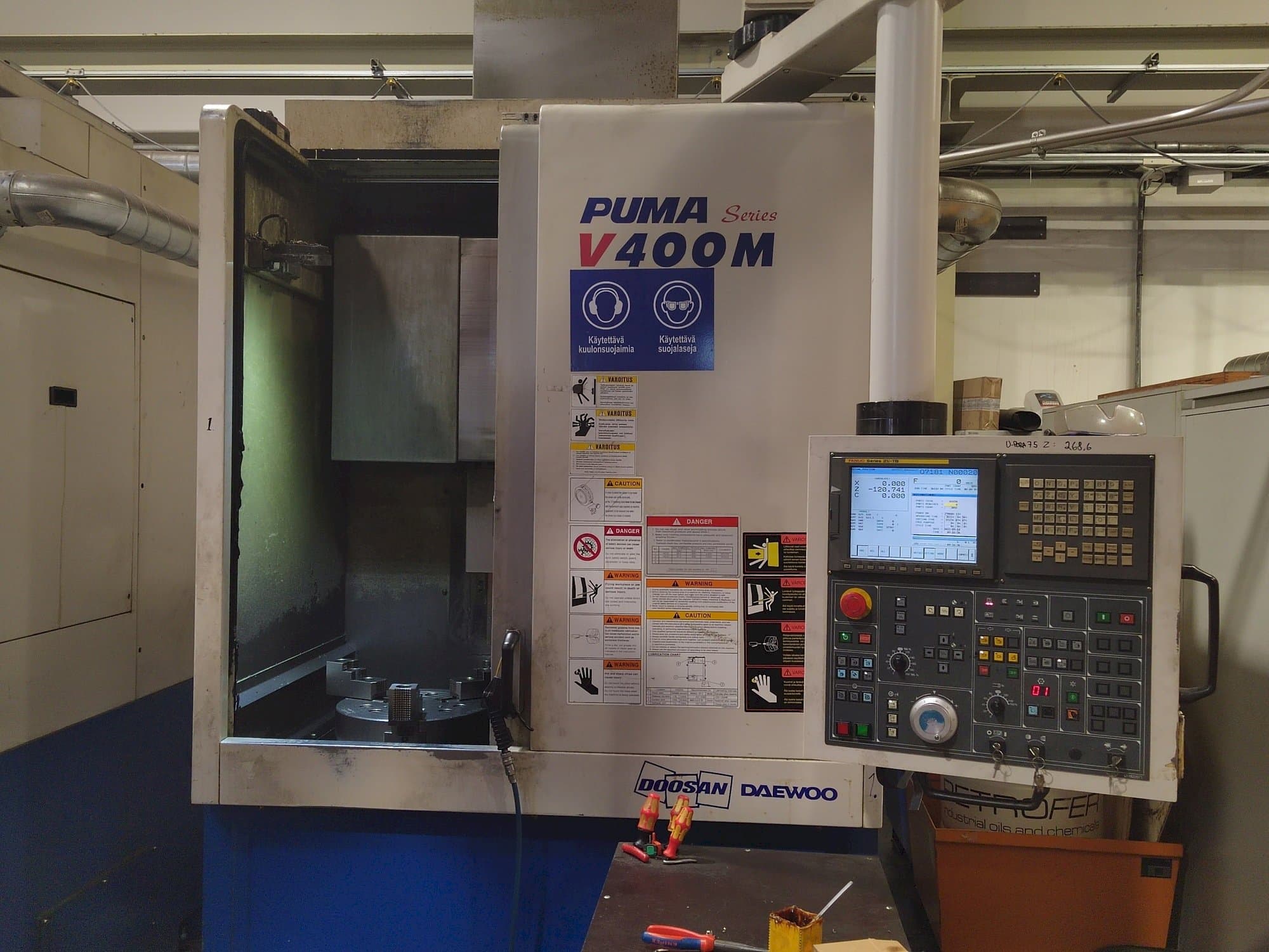 A Doosan Puma V400M gép elölnézete