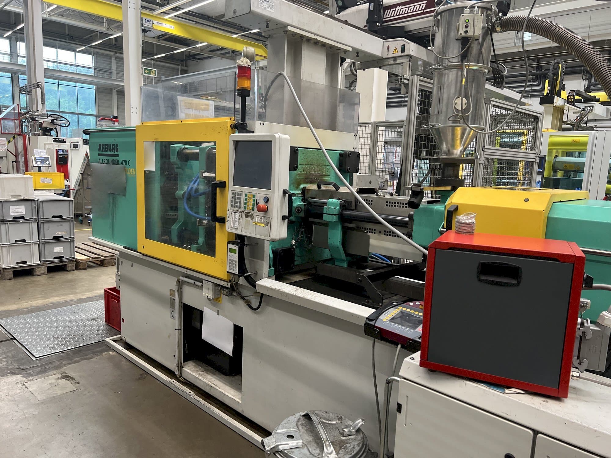 A Arburg 470C 1500 - 400 gép elölnézete