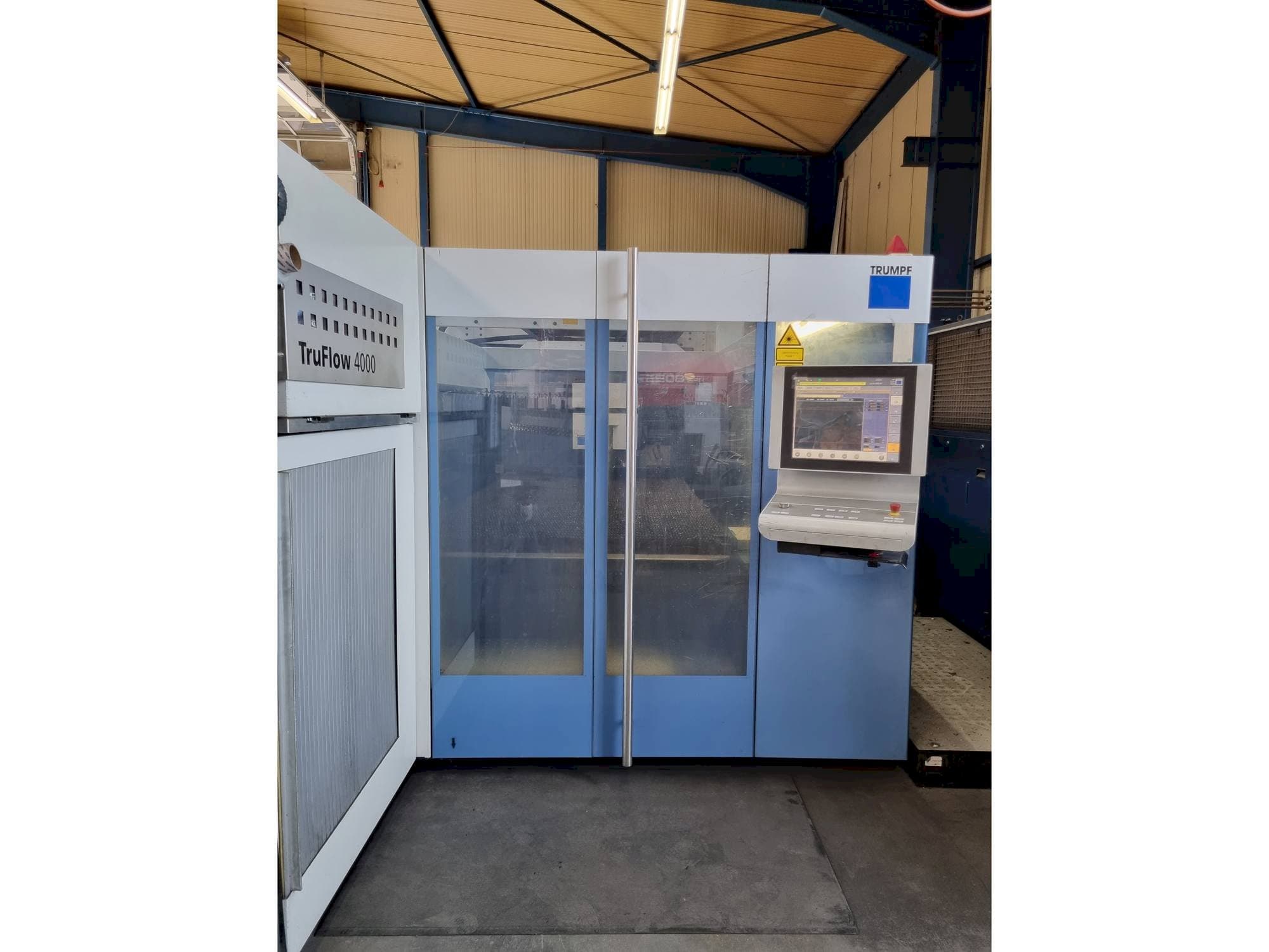 A Trumpf TruLaser 3030 gép elölnézete