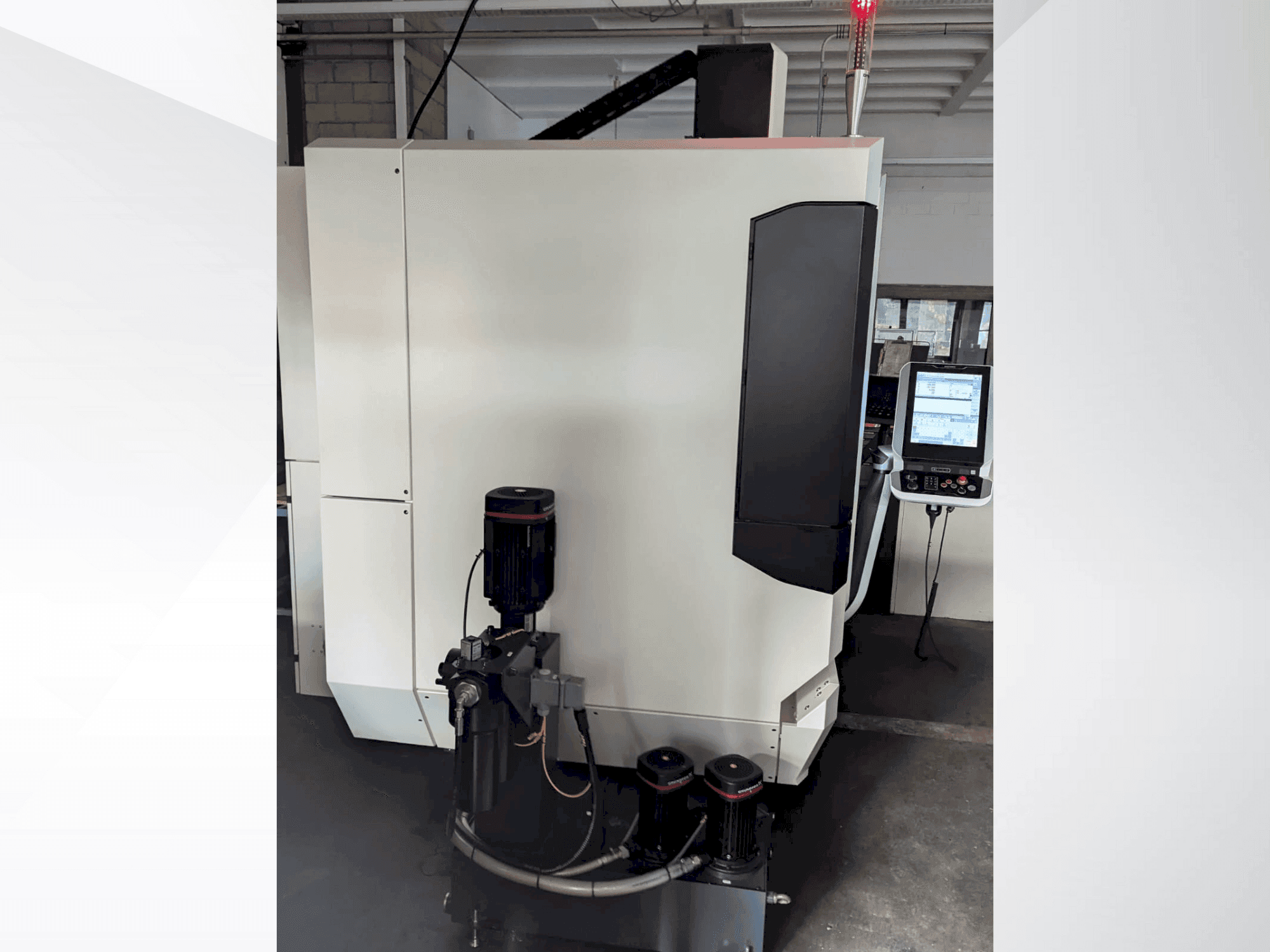 A DMG MORI CMX 50U gép elölnézete