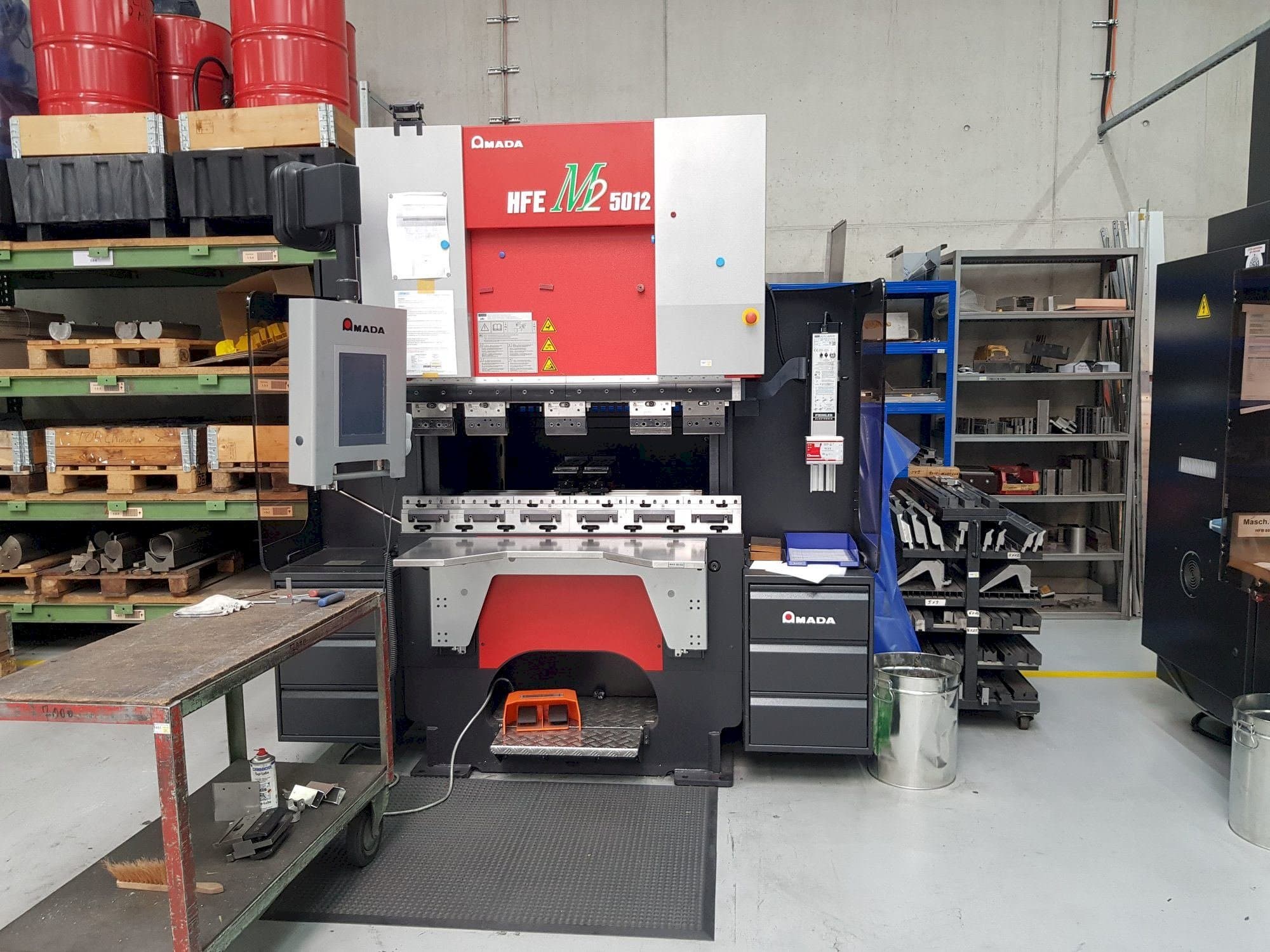 A AMADA HFE M2 5012  gép elölnézete