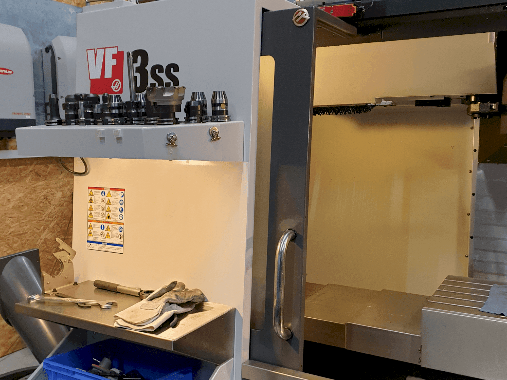 A HAAS VF-3SS gép elölnézete