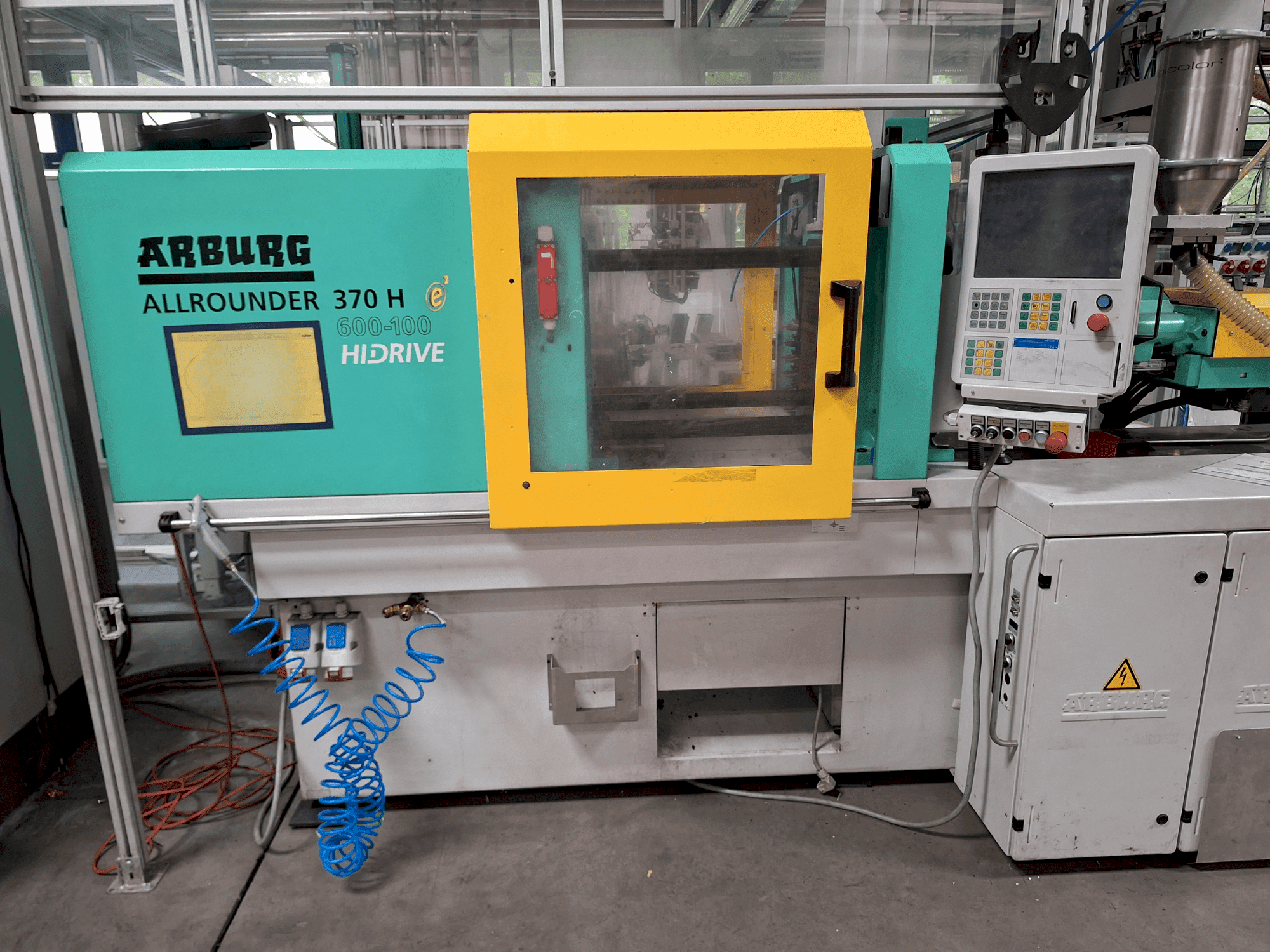 A Arburg Allrounder 370 H 600-100 gép elölnézete