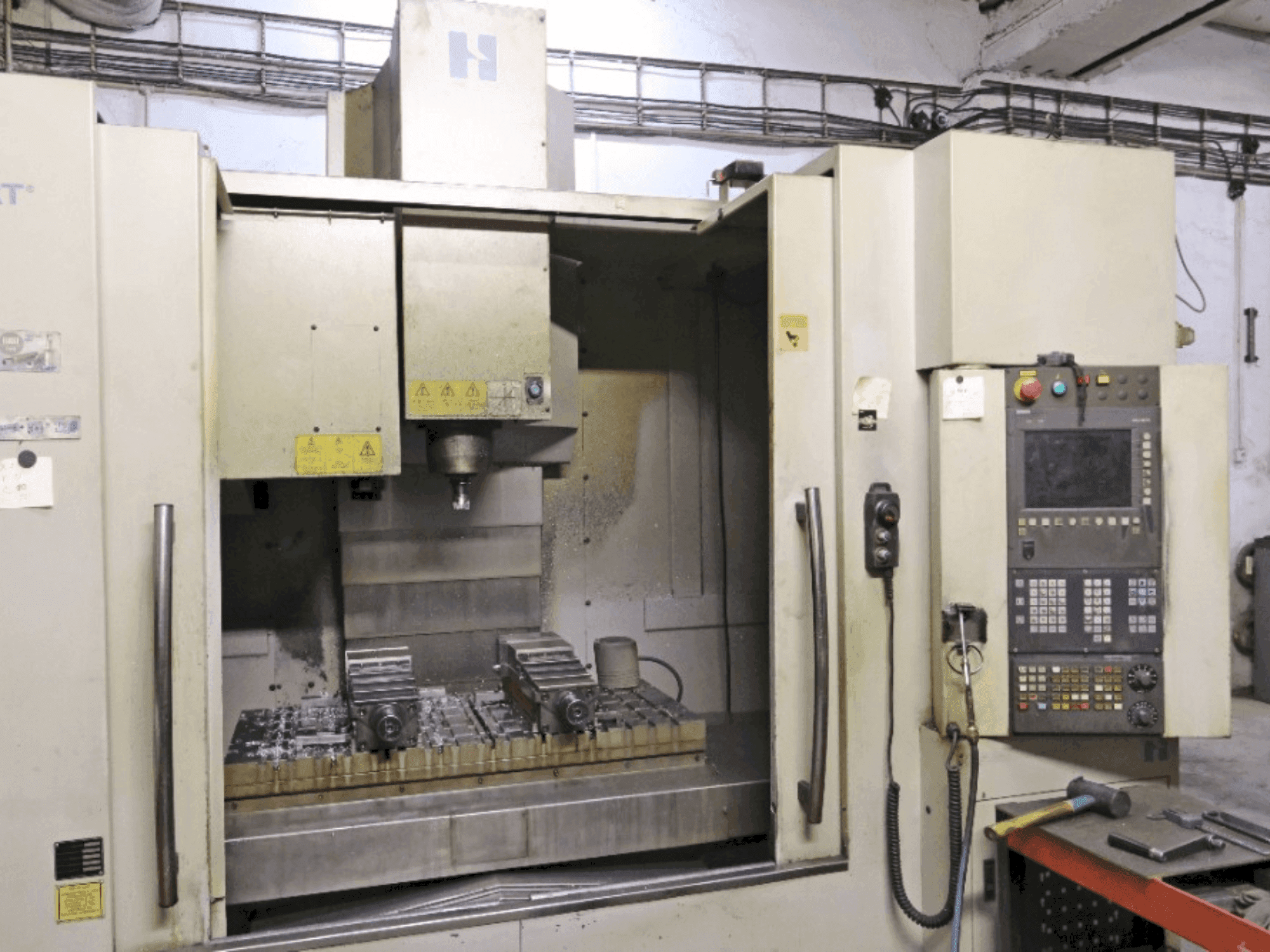 A HARDINGE Bridgeport VMC 1000 gép elölnézete