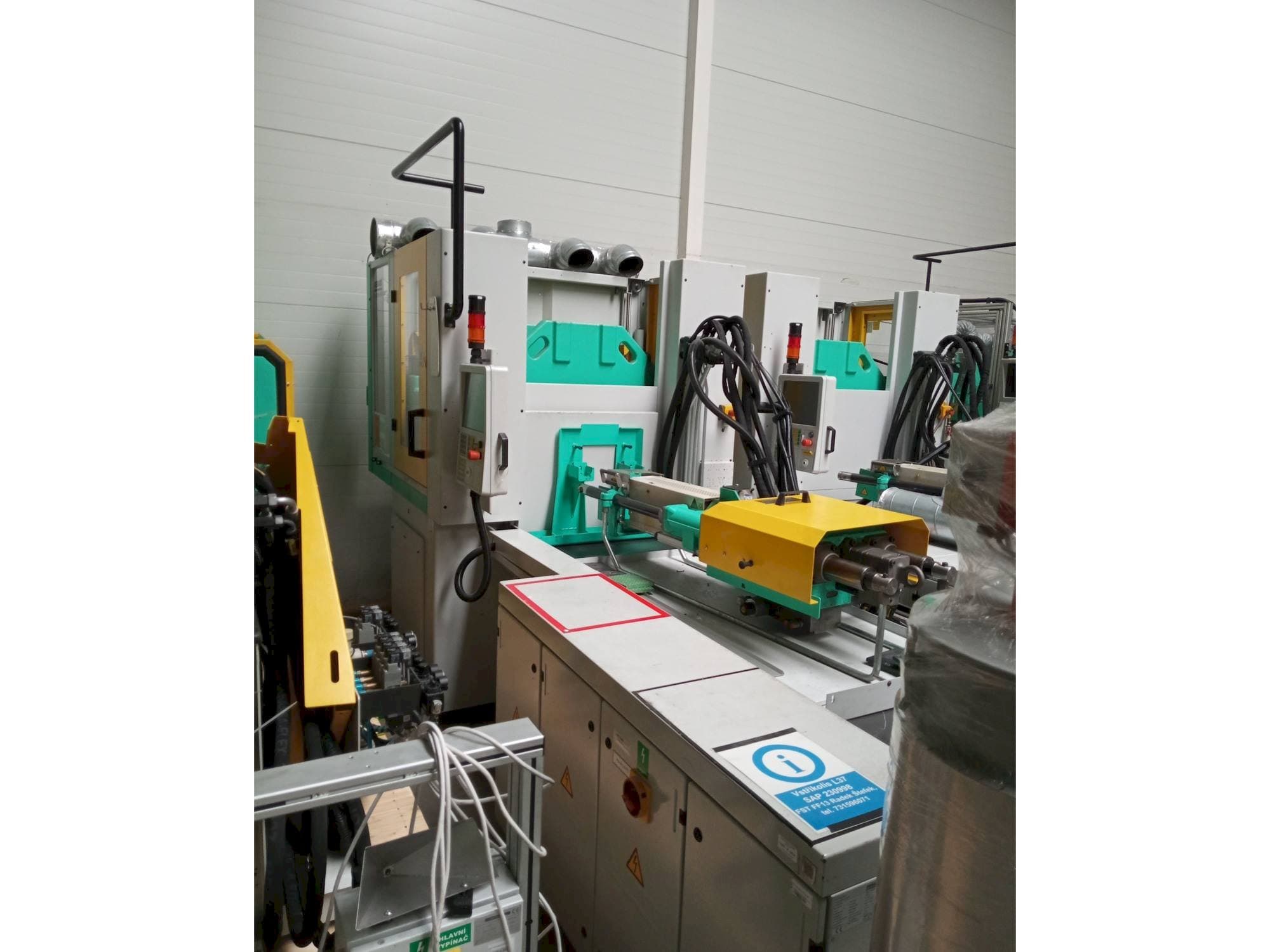 A Arburg Allrounder 1200T-800-170 gép elölnézete