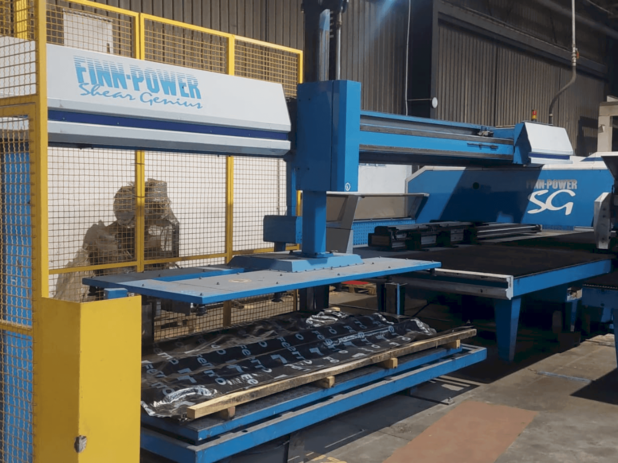 A Finn-Power Shear Genius TRS 6 SBU  gép elölnézete