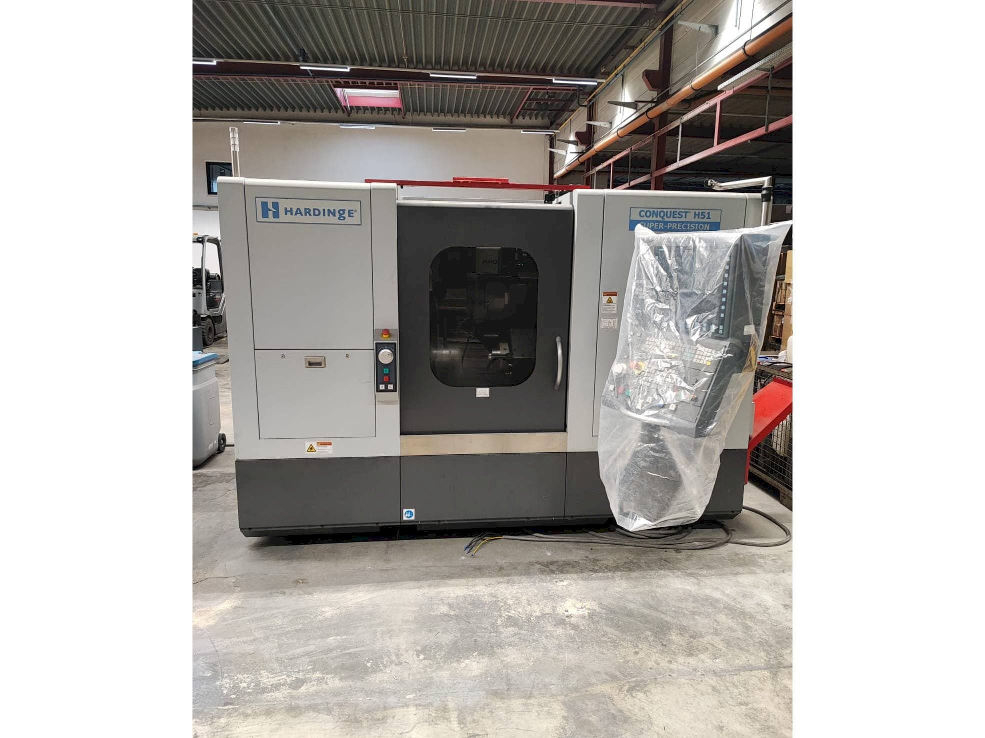 A HARDINGE CONQUEST H51 gép elölnézete