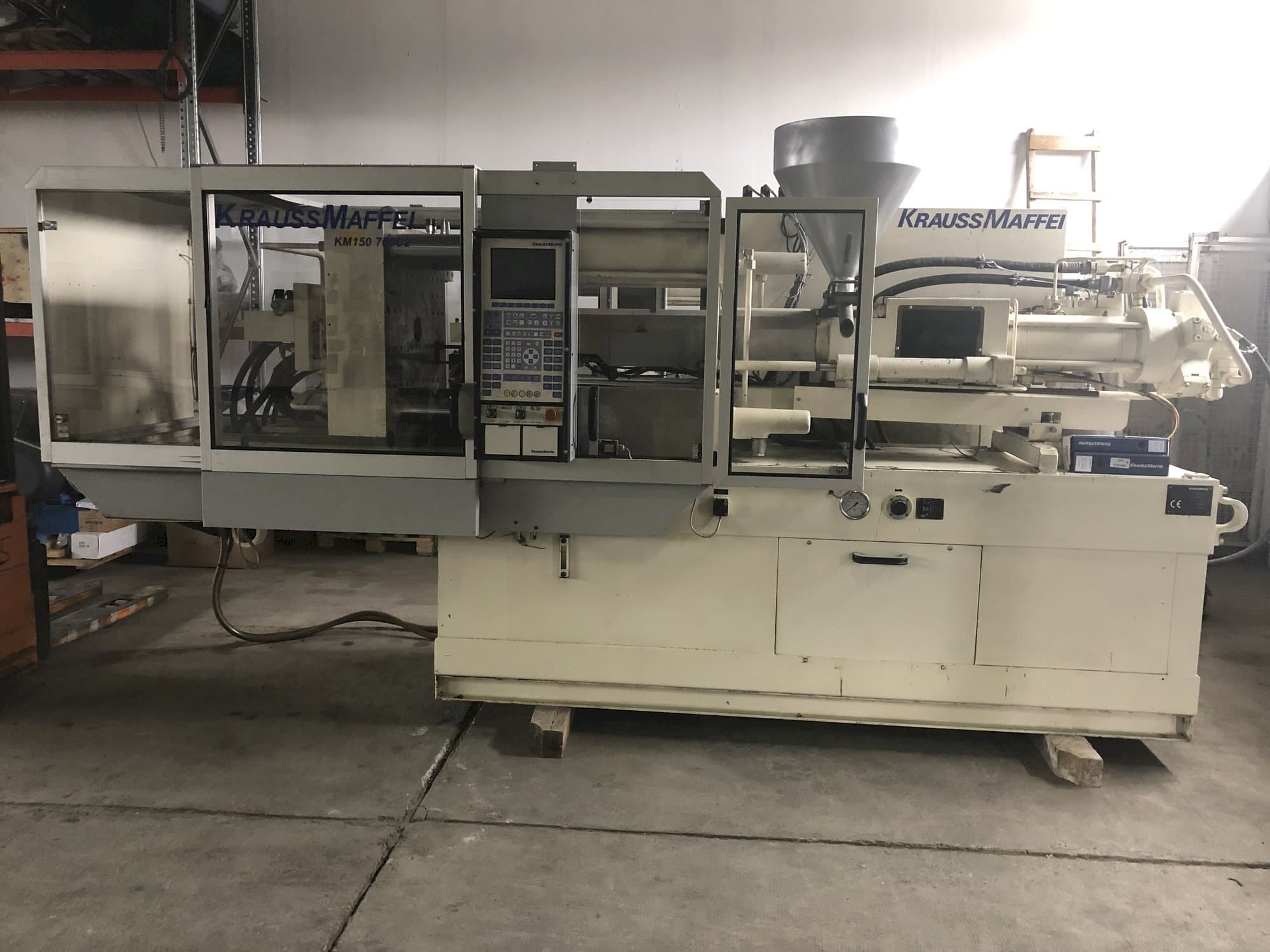 A Krauss Maffei 150-700 C2 gép elölnézete