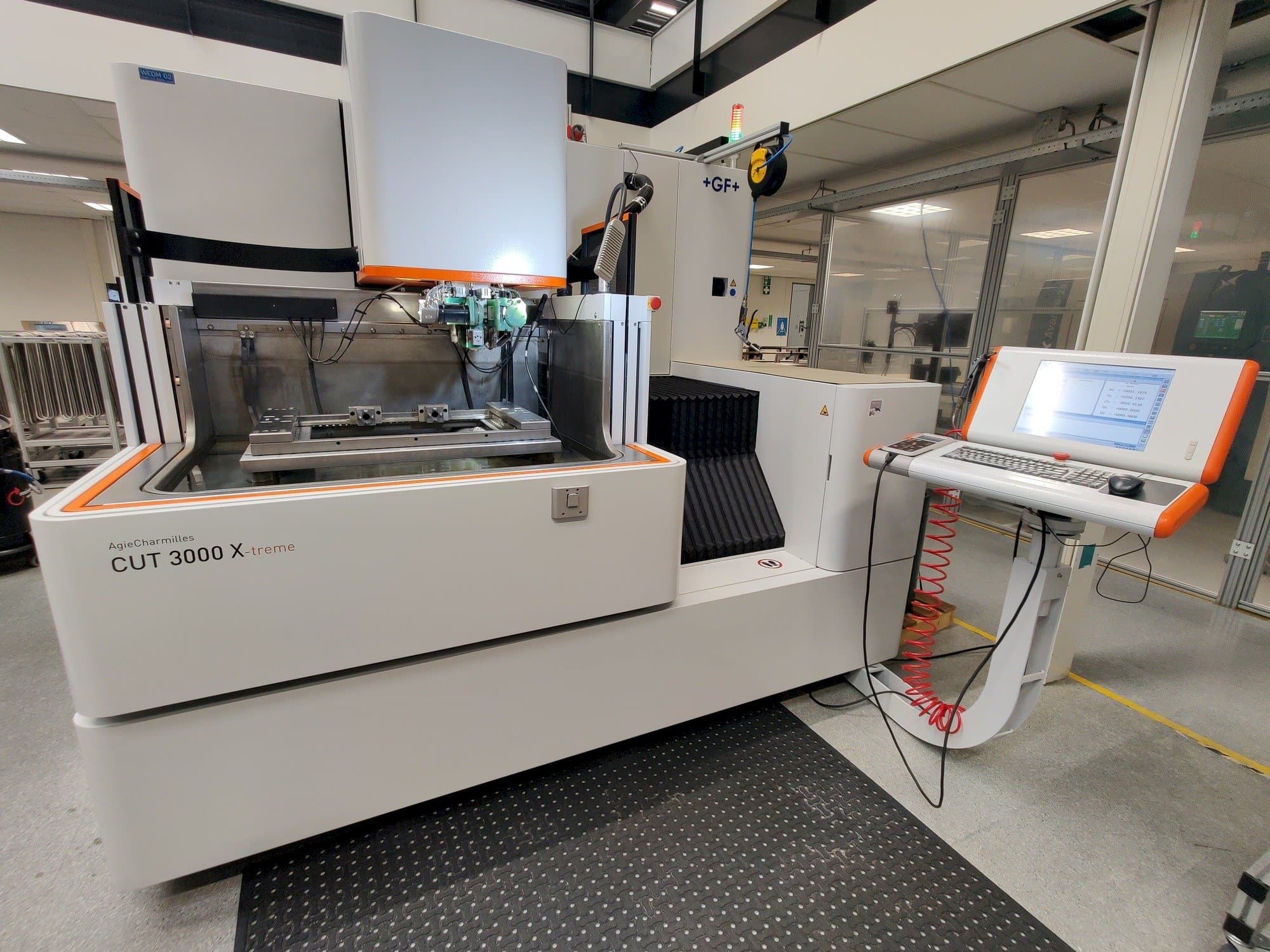 A GF AgieCharmilles CUT 3000 X  gép elölnézete