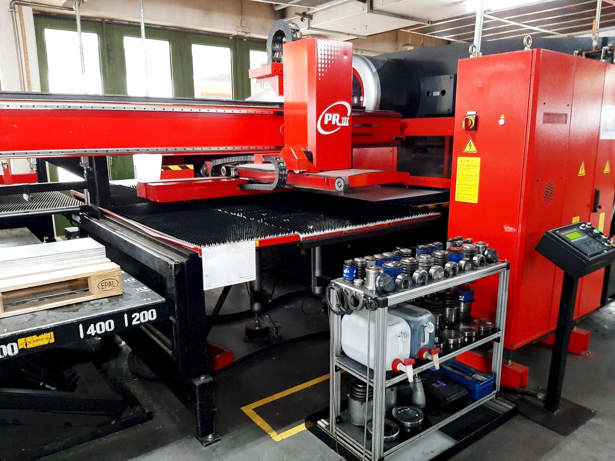 A AMADA EMK 3610NT gép elölnézete