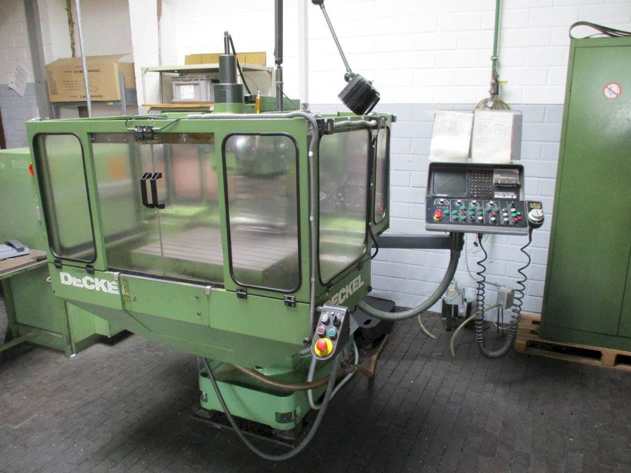 A DECKEL FP 3NC gép elölnézete