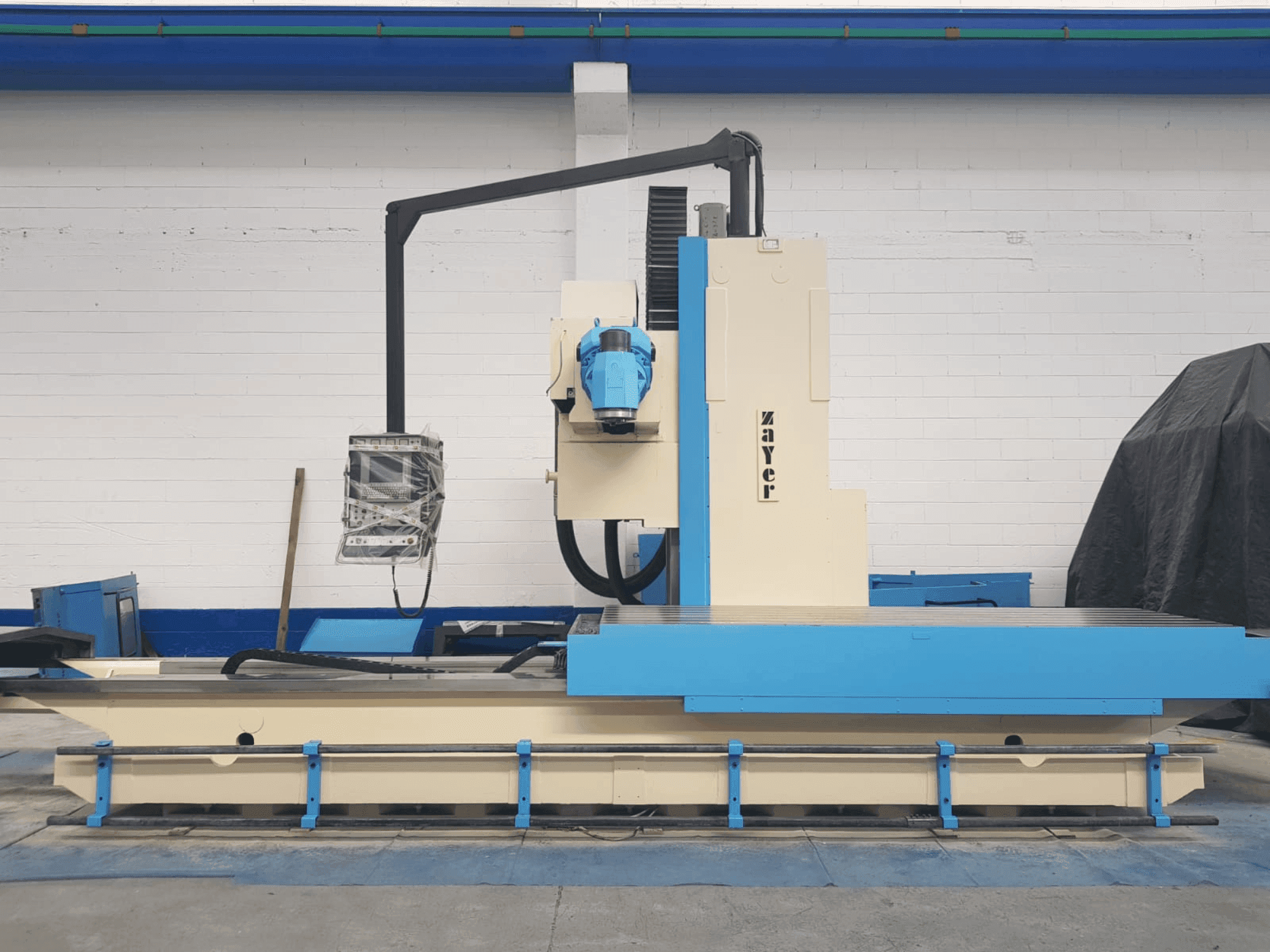 A Zayer 30KF 3000 gép elölnézete