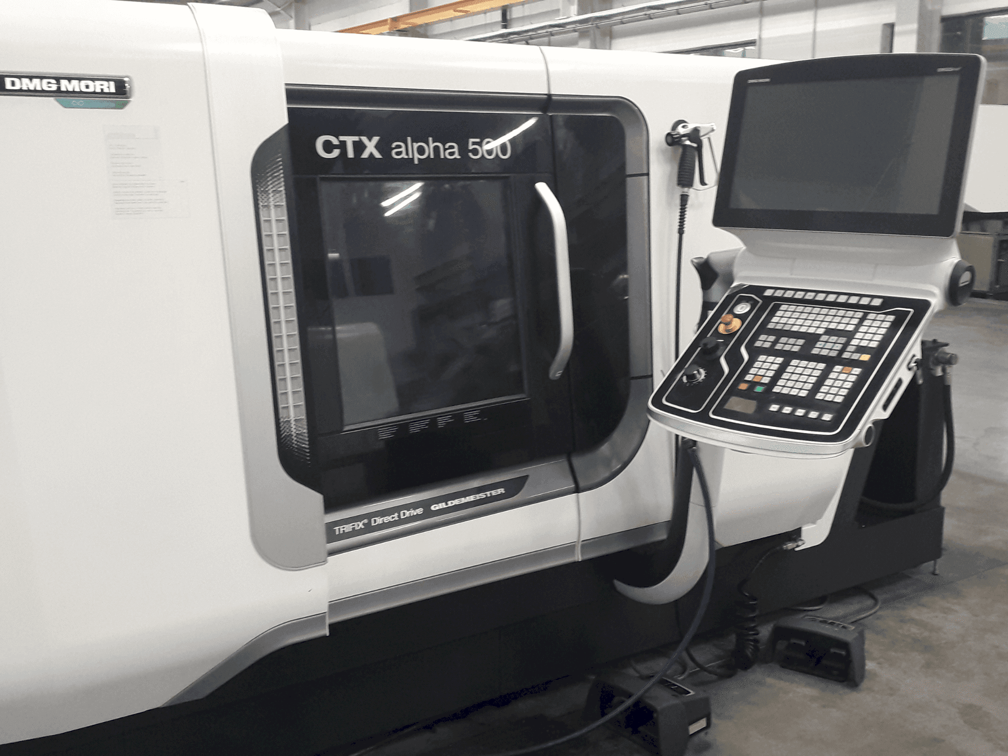 A DMG MORI CTX Alpha 500 V6  gép elölnézete