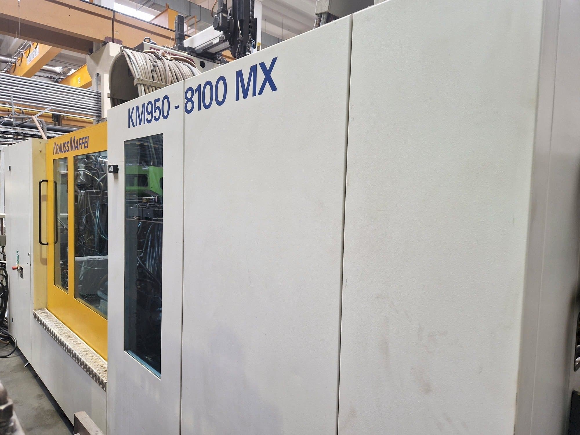 A Krauss Maffei 950-8100 MX gép elölnézete