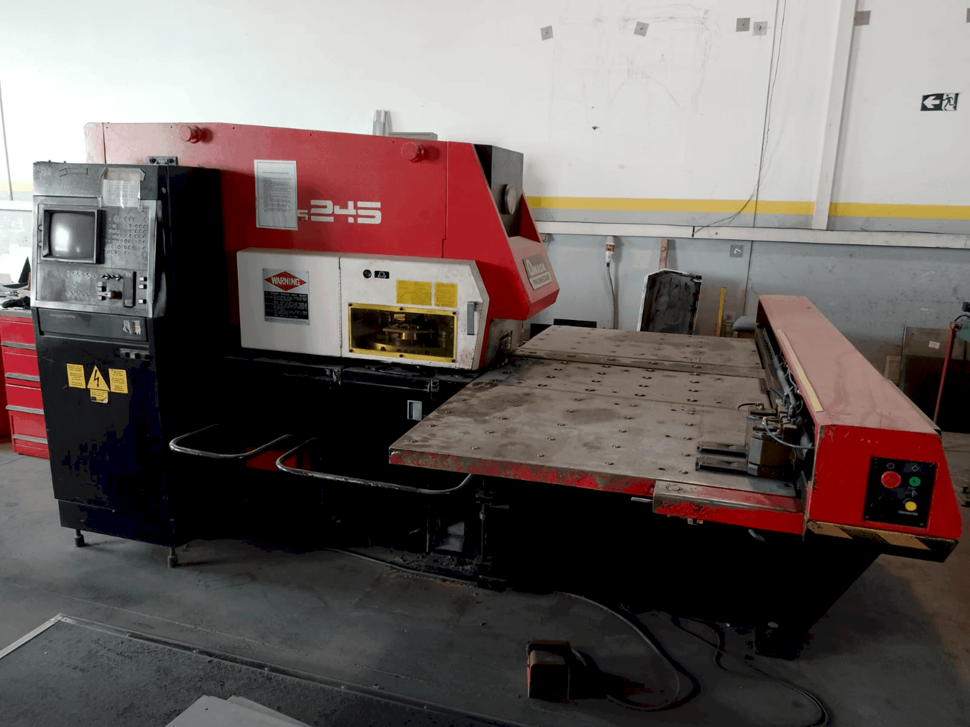 A AMADA aries 245 gép elölnézete