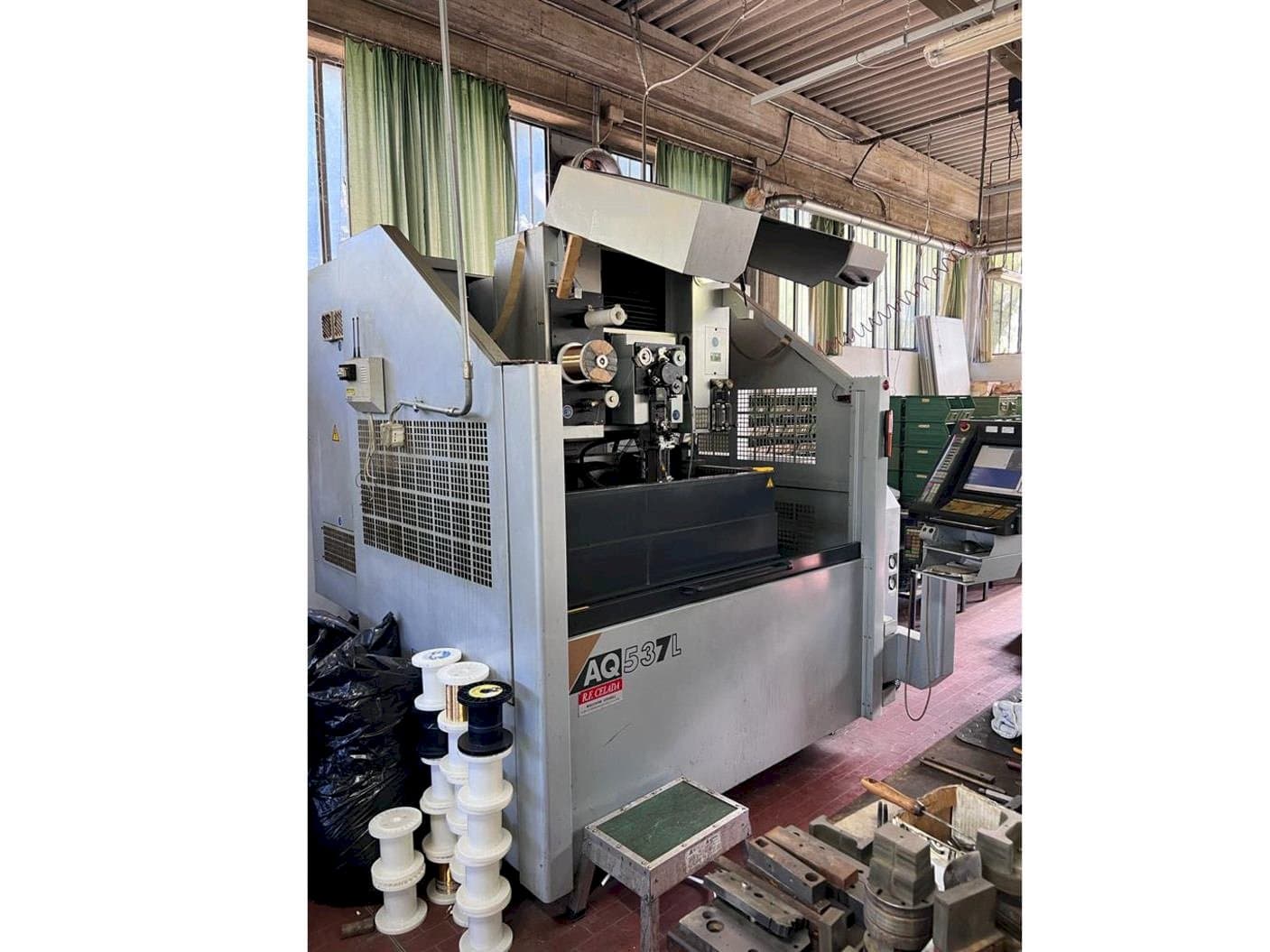 A Sodick AQ537L gép elölnézete