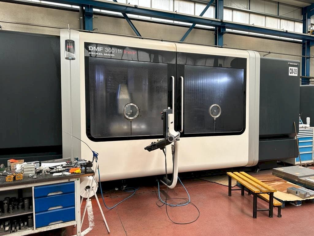 A DECKEL MAHO DMF 360-11 gép elölnézete