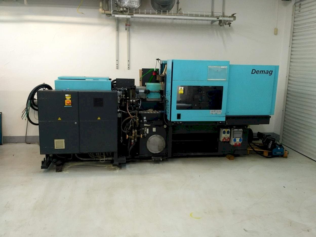 A DEMAG Ergotech Concept 800/420-310 gép elölnézete