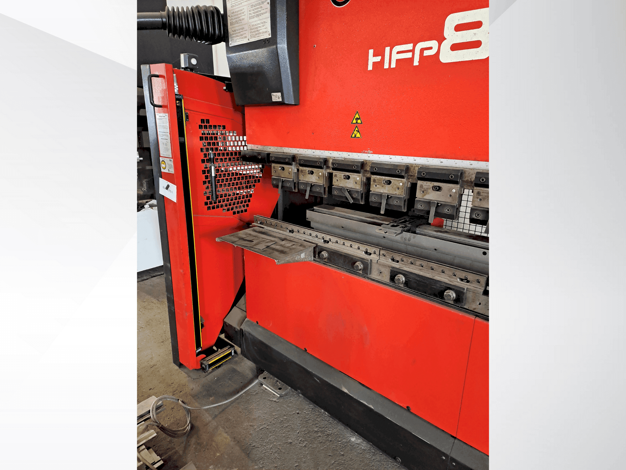 A AMADA HFP 80-25  gép elölnézete
