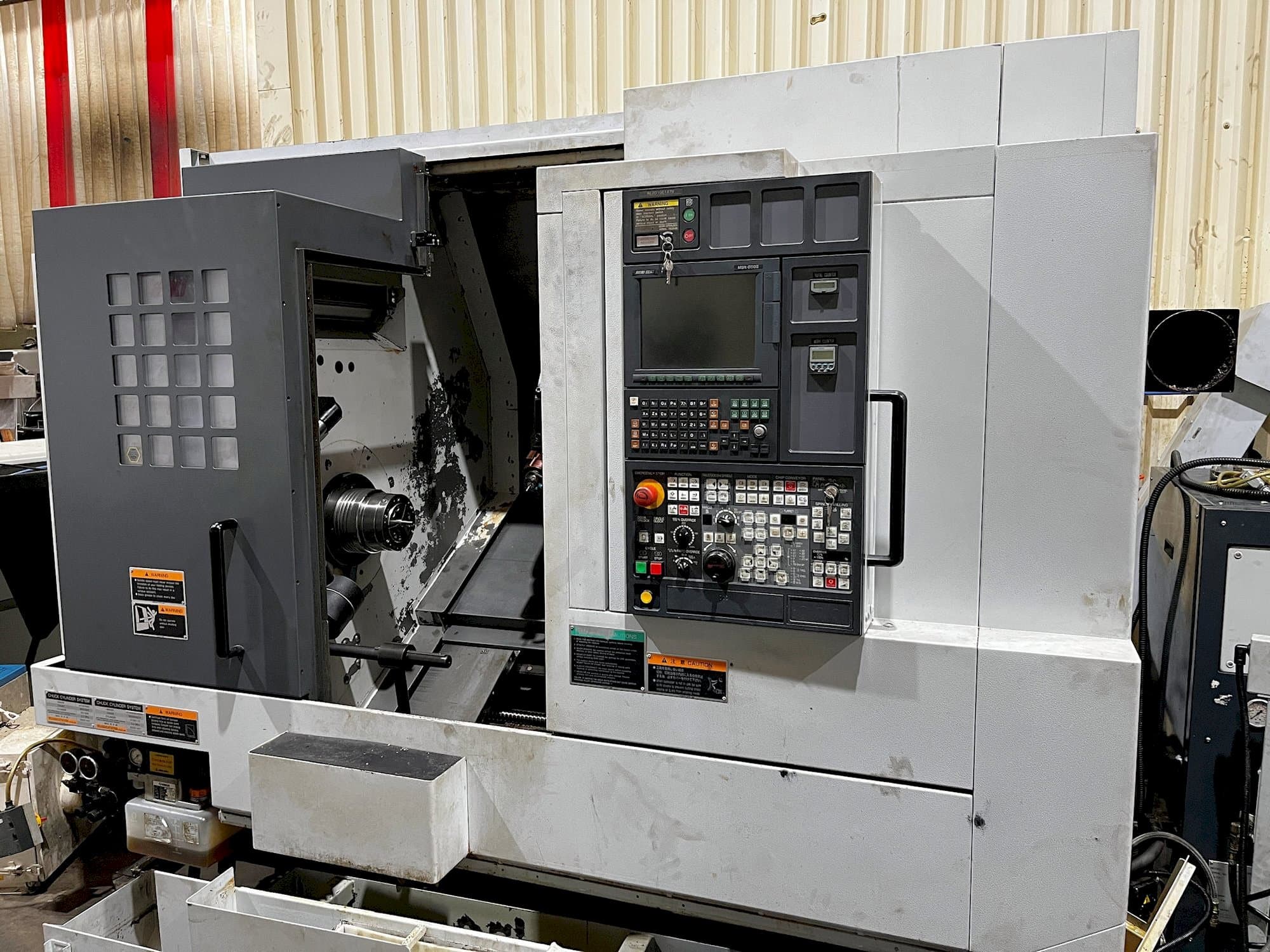 A MORI SEIKI NL 2000SY/500 gép elölnézete