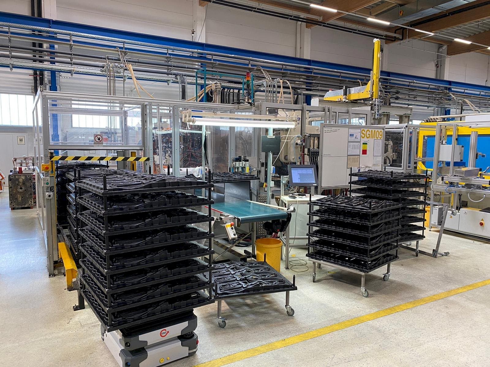 A Krauss Maffei 650-1900-520 CZ Multinject gép elölnézete