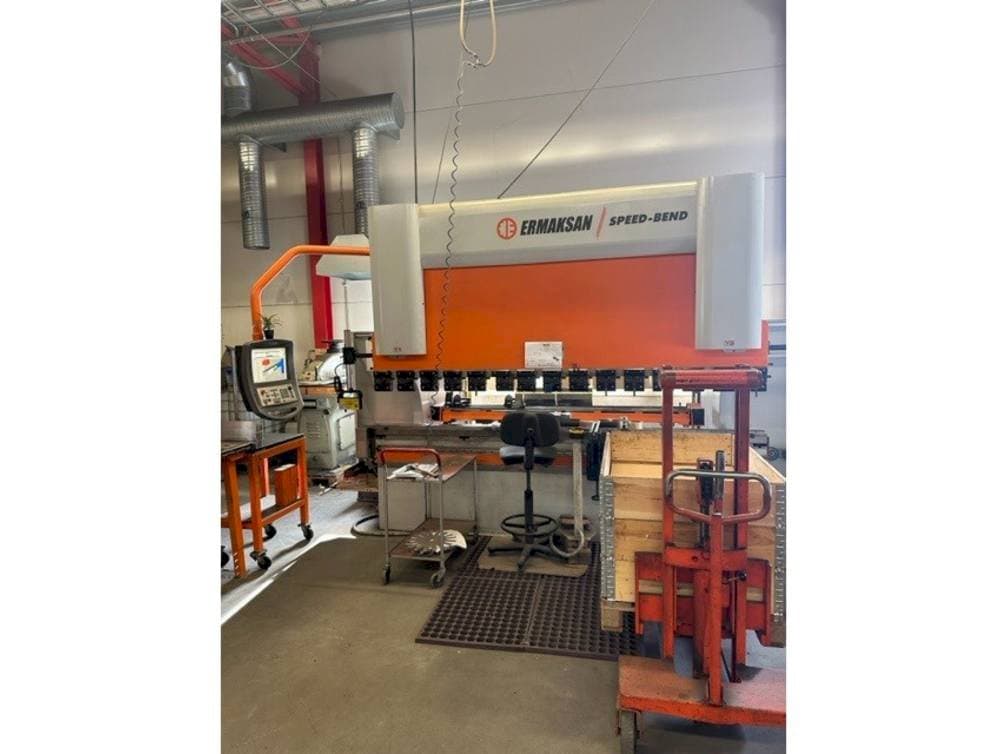 A ERMAKSAN Speedbend 3135  gép elölnézete