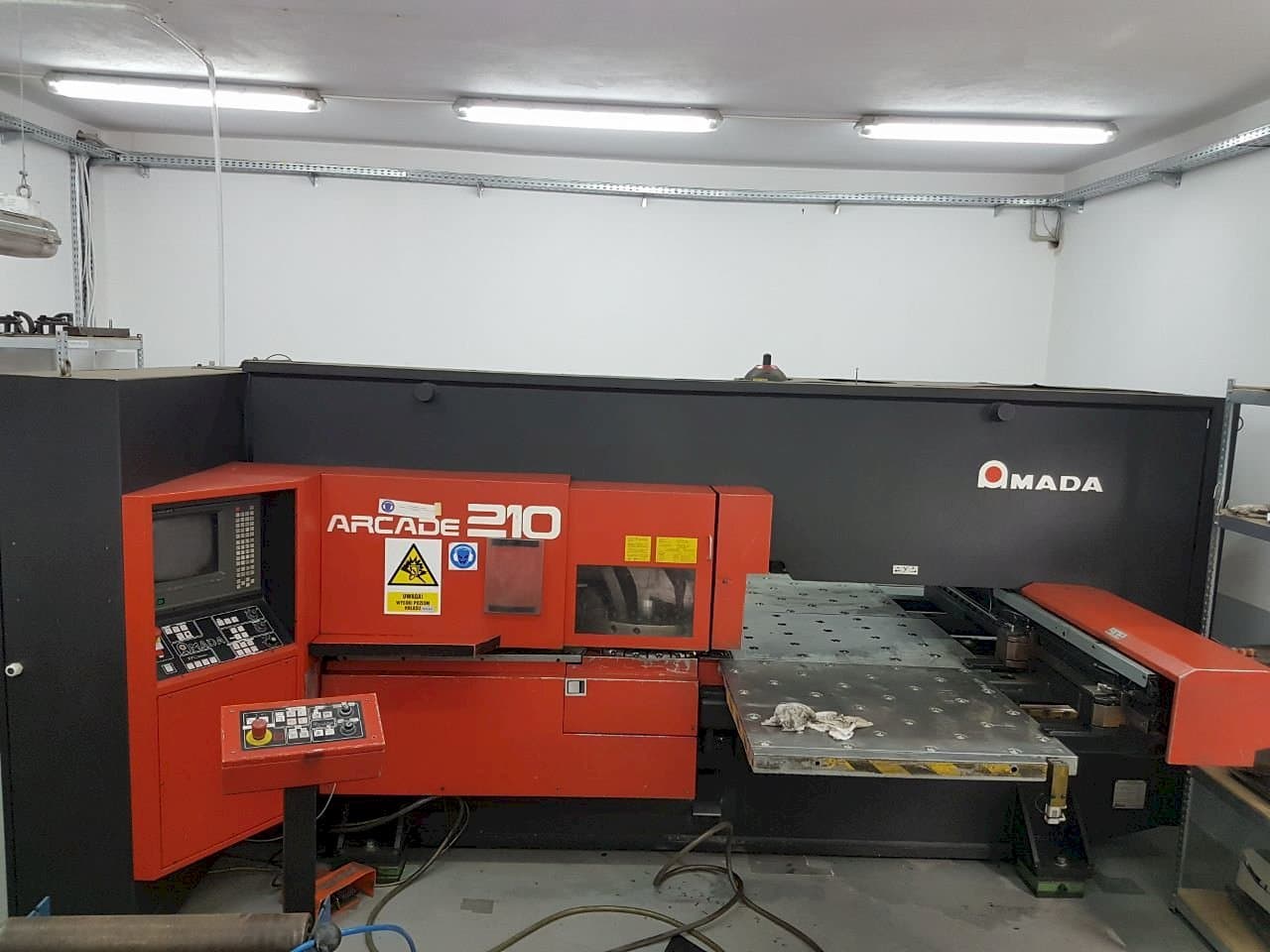 A AMADA ARCADE 210 gép elölnézete