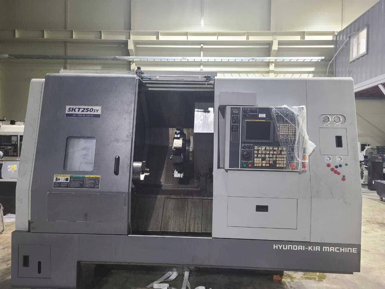 A Hyundai Kia SKT250SY gép elölnézete