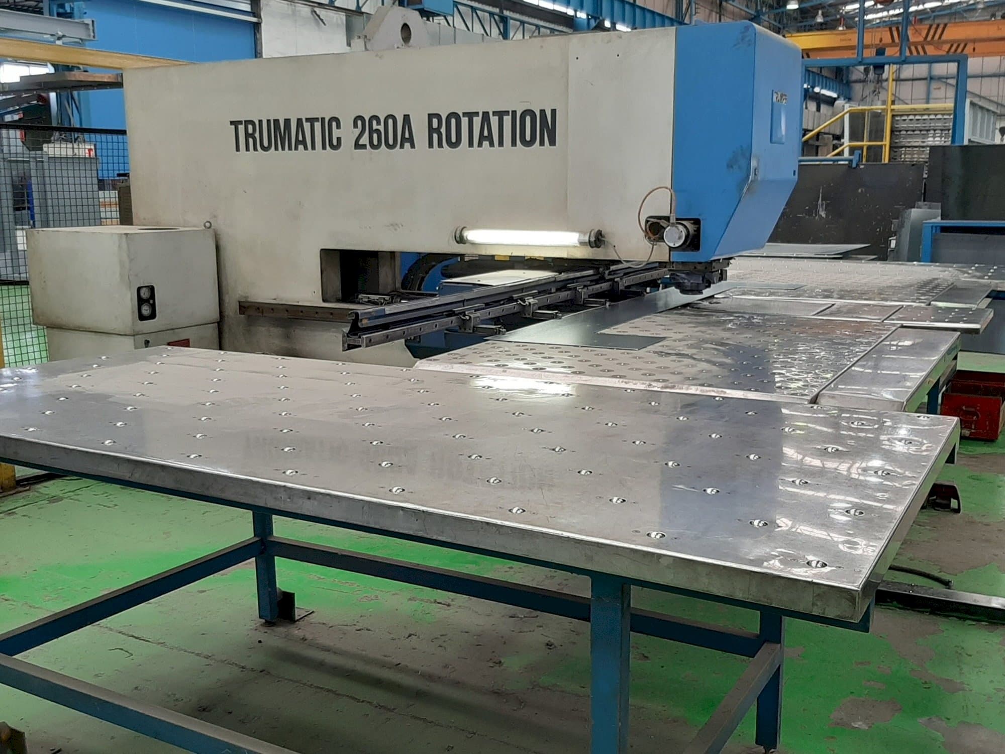 A Trumpf Trumatic 260A Rotation gép elölnézete