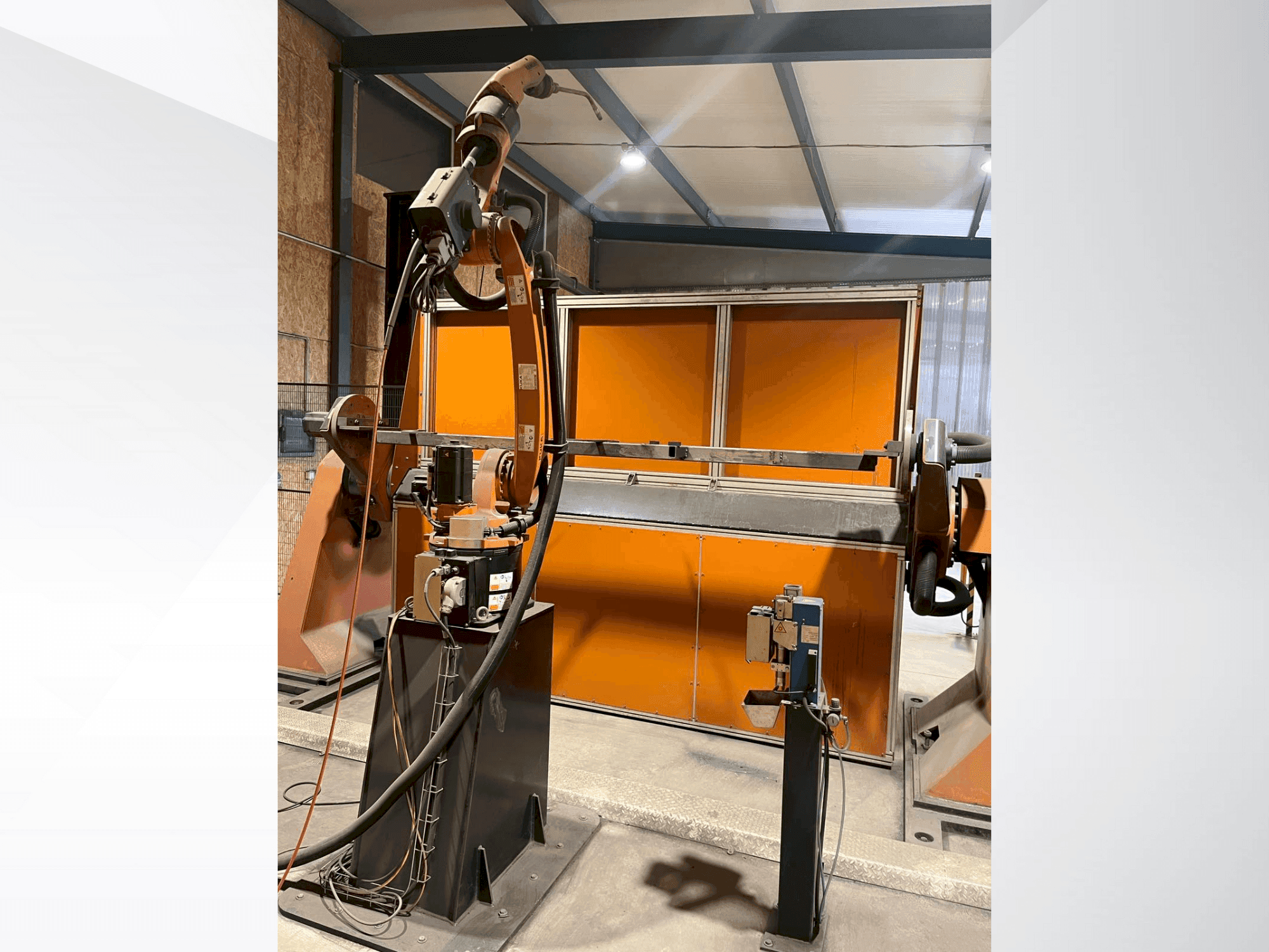 A KUKA KR8 R2100-2 arc HW  gép elölnézete