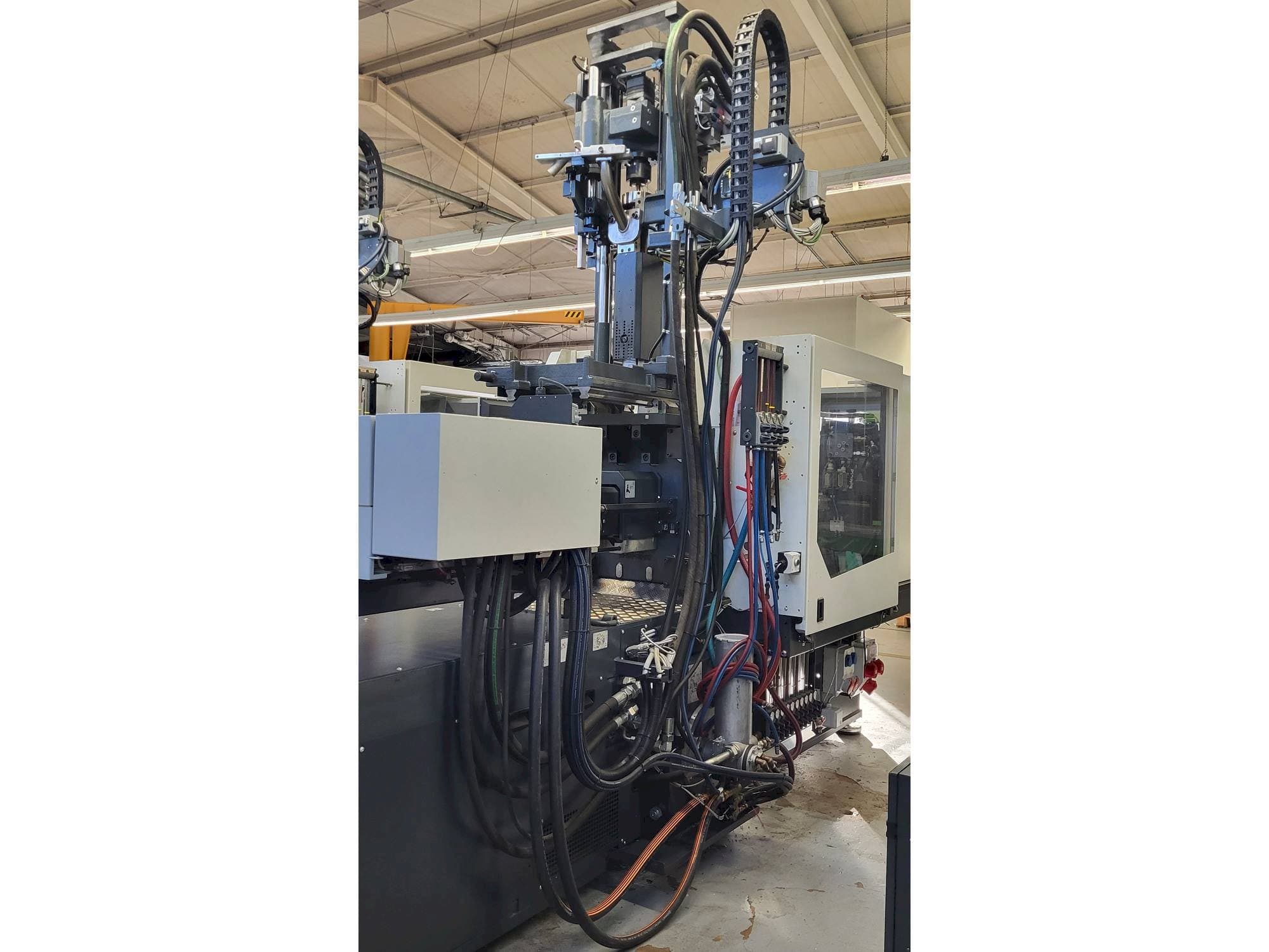 A Sumitomo SHI DEMAG Systec Multi 120/470-200h/80V gép oldalnézete