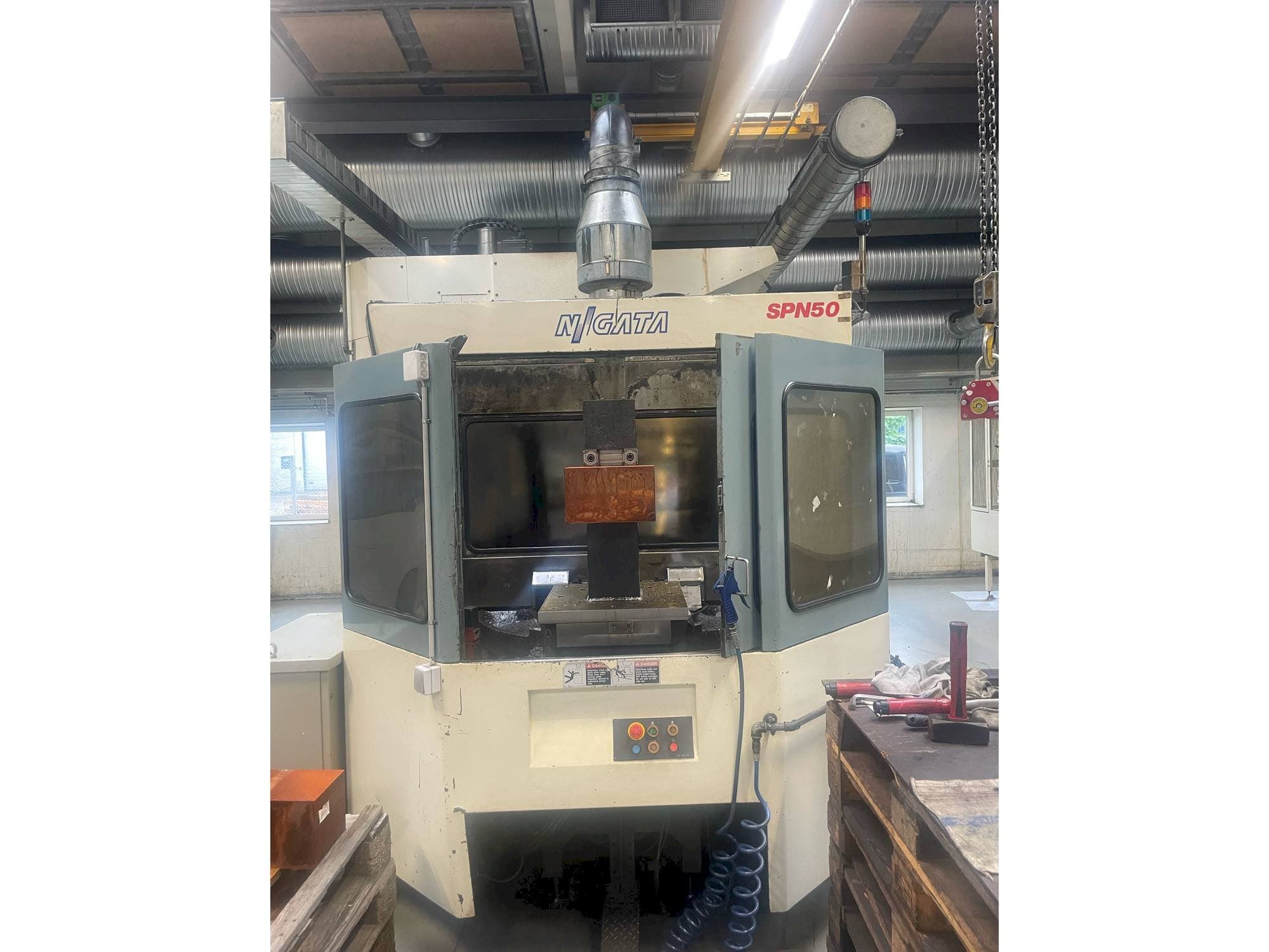 A Niigata SPN 50 gép elölnézete