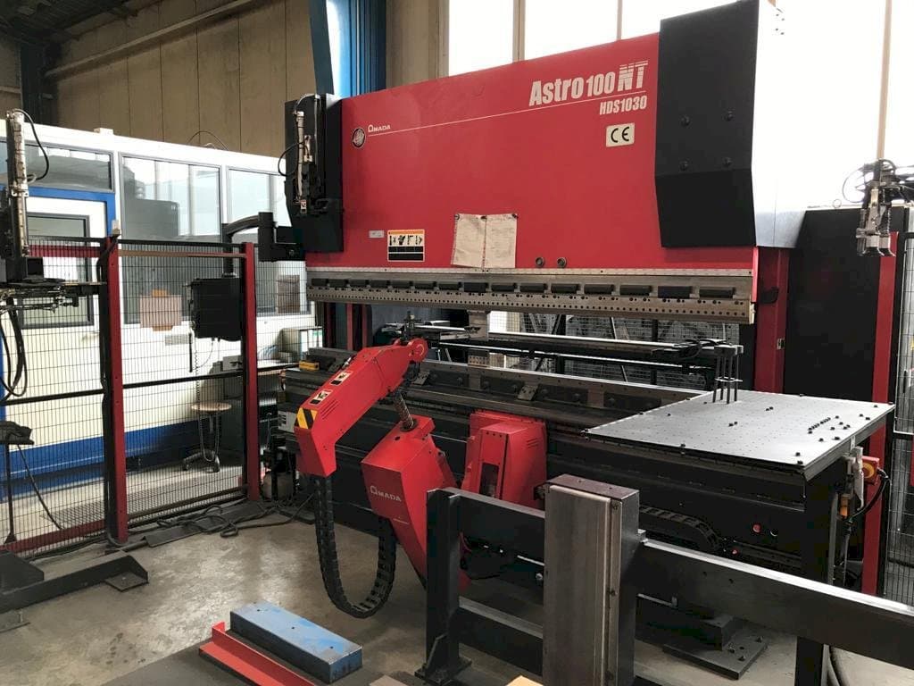 A AMADA Astra 100-NT HDS-1030NTR gép elölnézete
