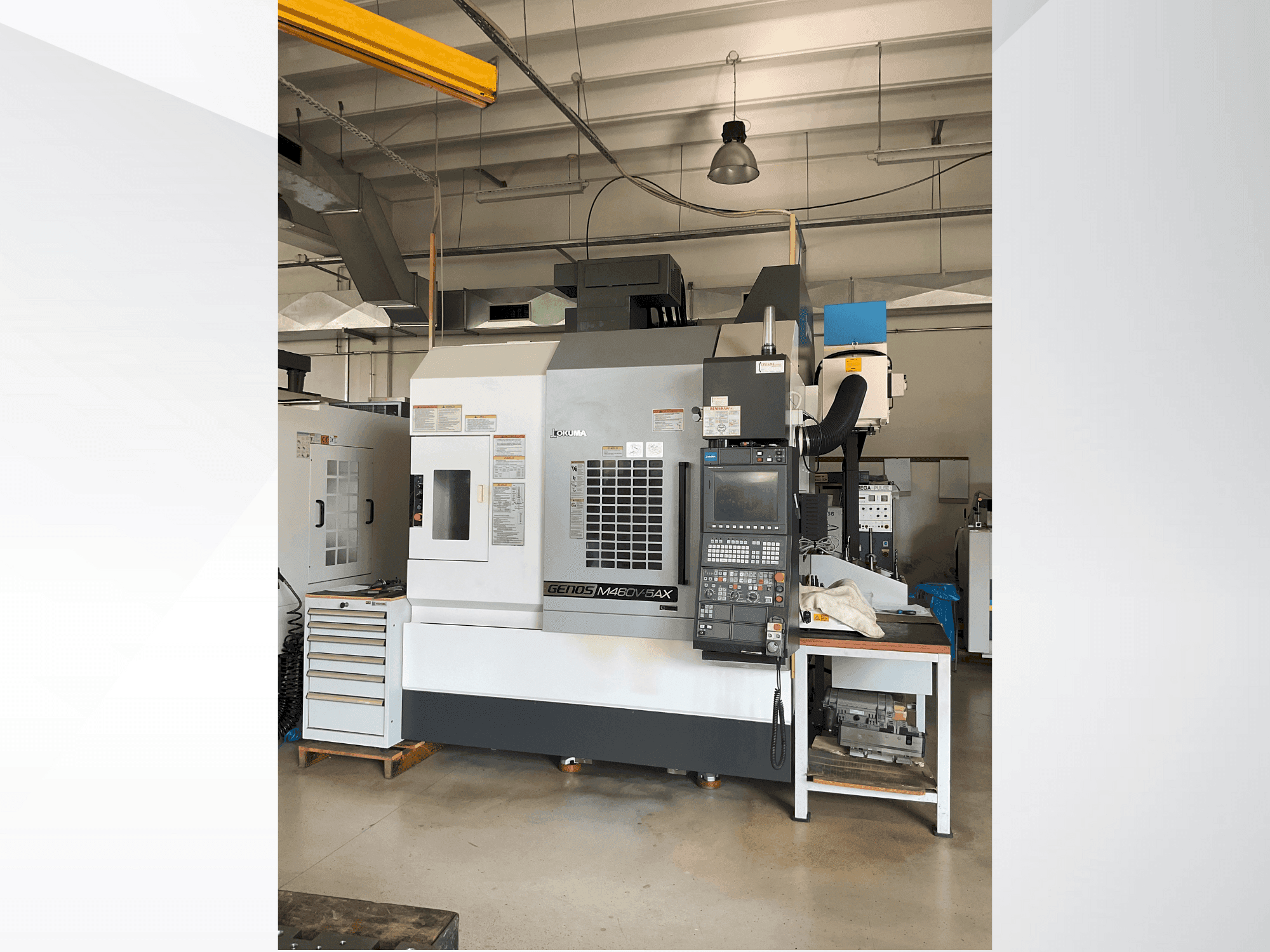 A Okuma GENOS M460V-5AX gép elölnézete