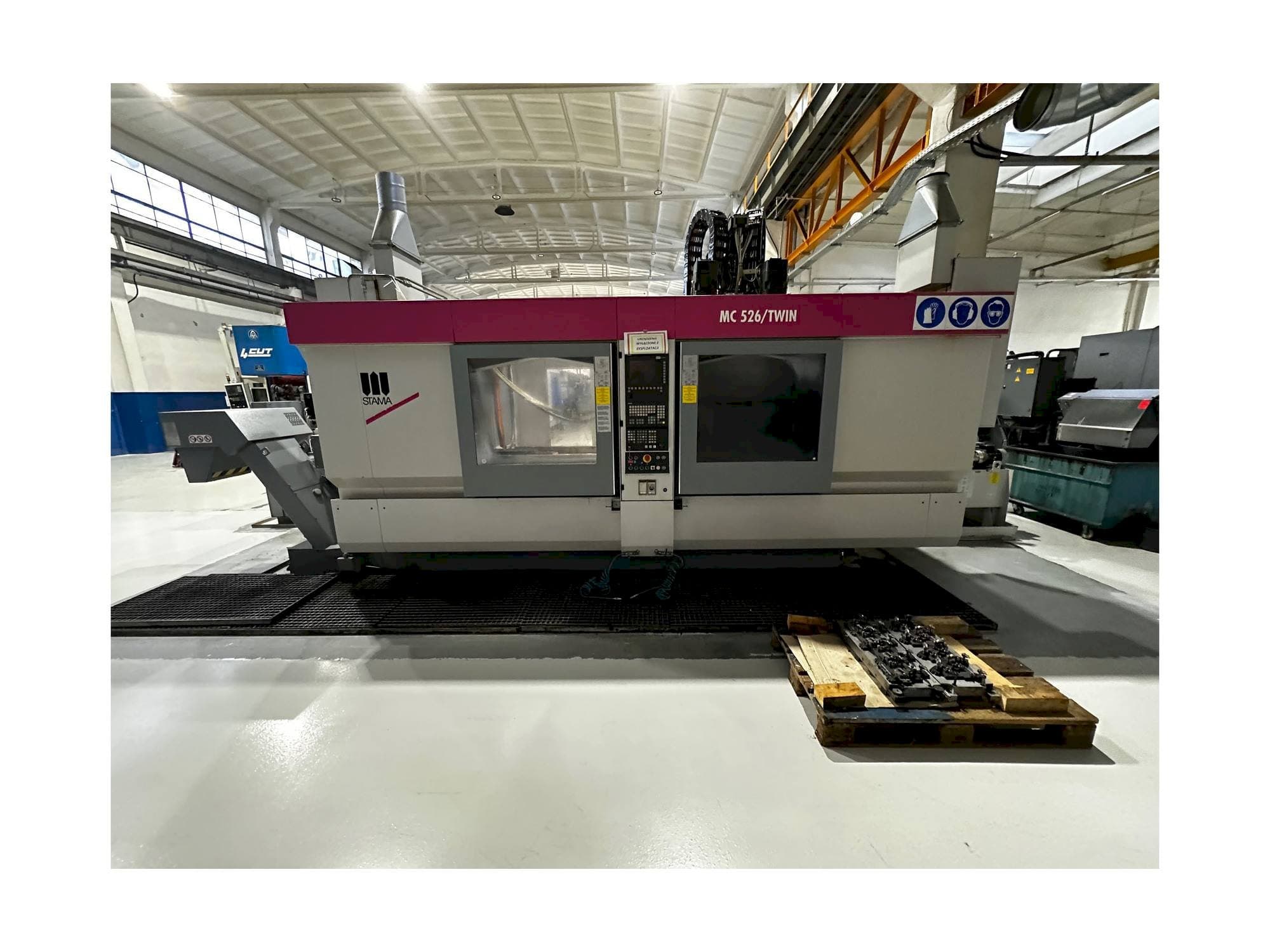 A STAMA MC 526 / TWIN gép elölnézete