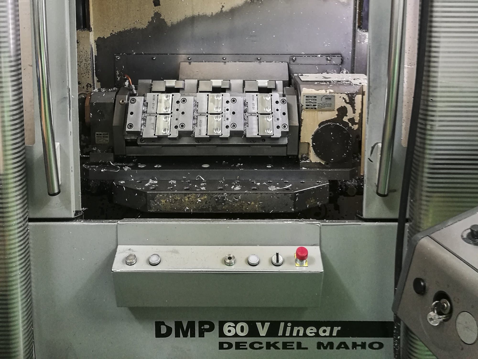 A DECKEL MAHO DMP 60 V linear gép elölnézete