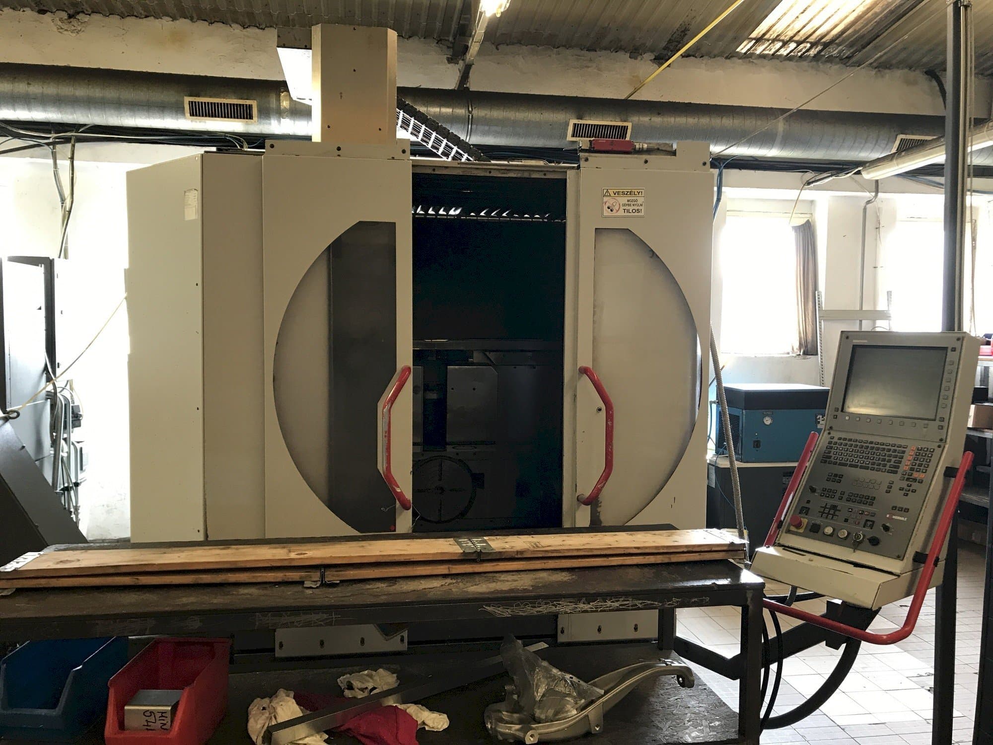 A HERMLE B 300 U gép elölnézete