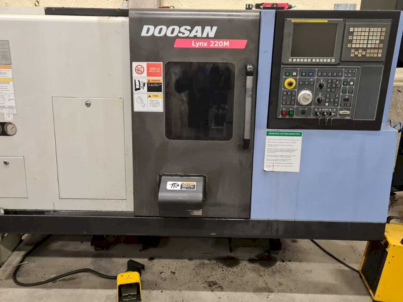 A Doosan Lynx 220MA + bar feeder LNS Express gép elölnézete
