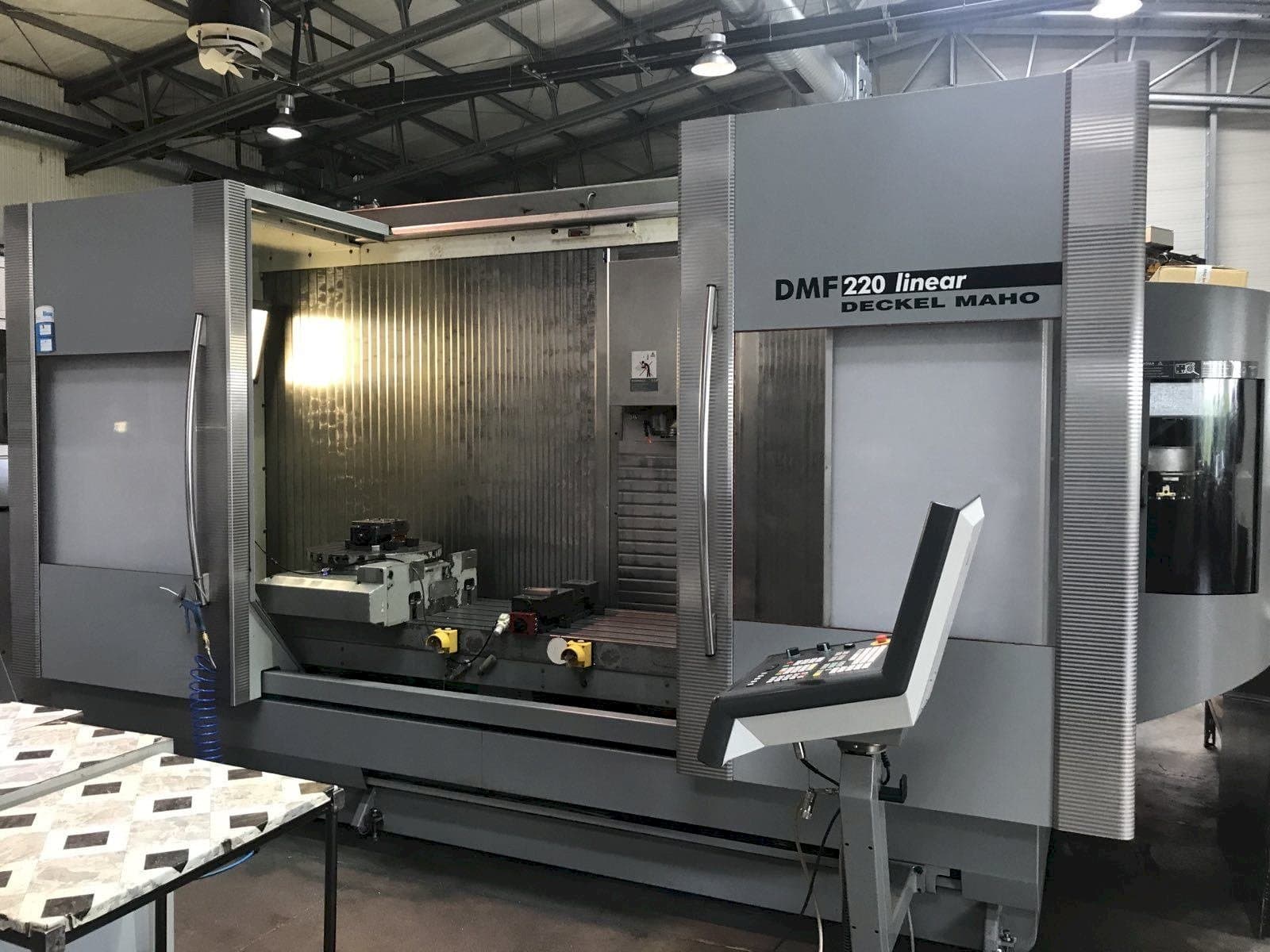 A DECKEL MAHO DMF 220 Linear gép elölnézete