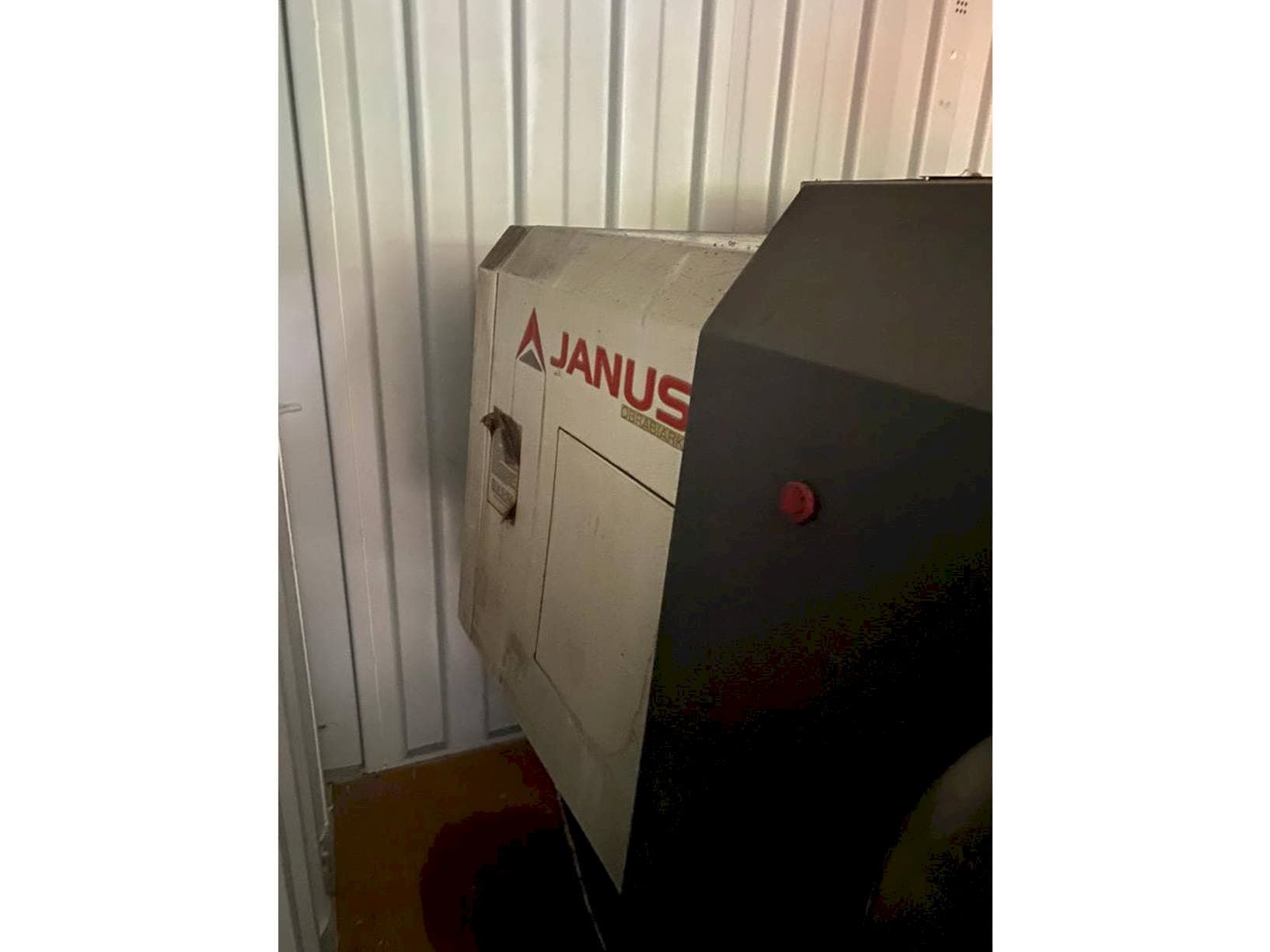 A JANUS TK610/1350 CNC  gép elölnézete