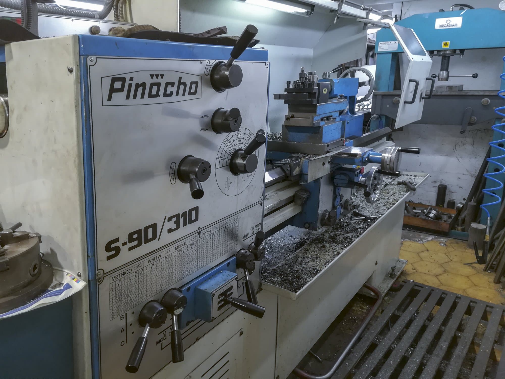 A Pinacho S-90/310  gép bal oldali nézete