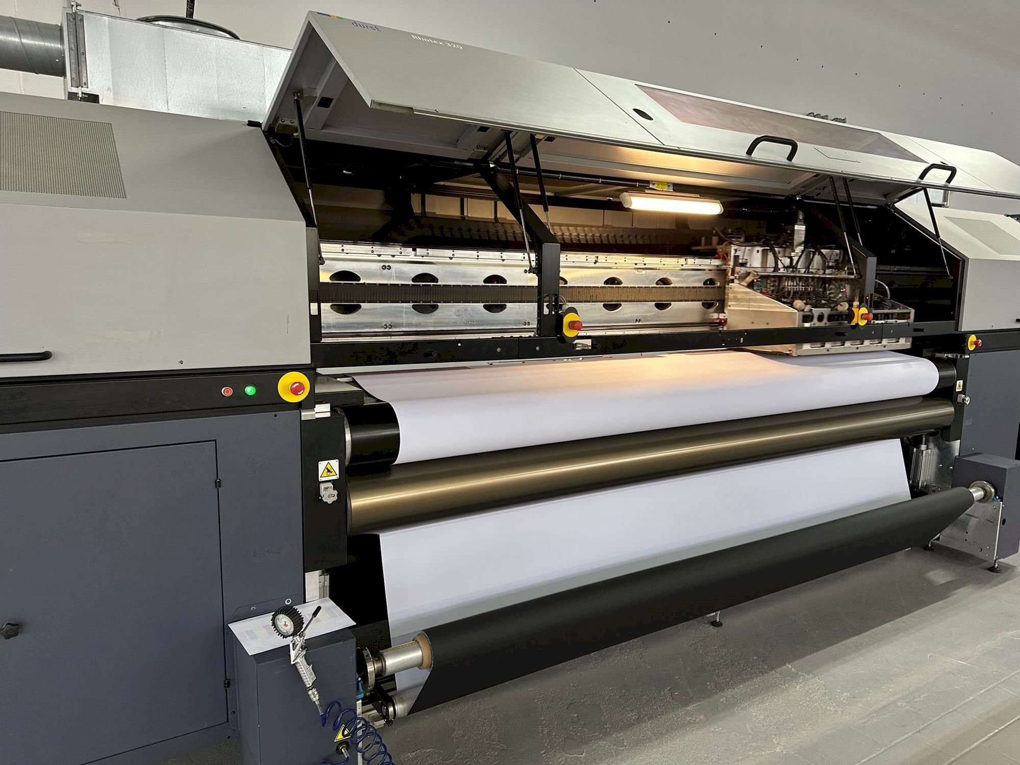 A Durst Rhotex 320  gép elölnézete