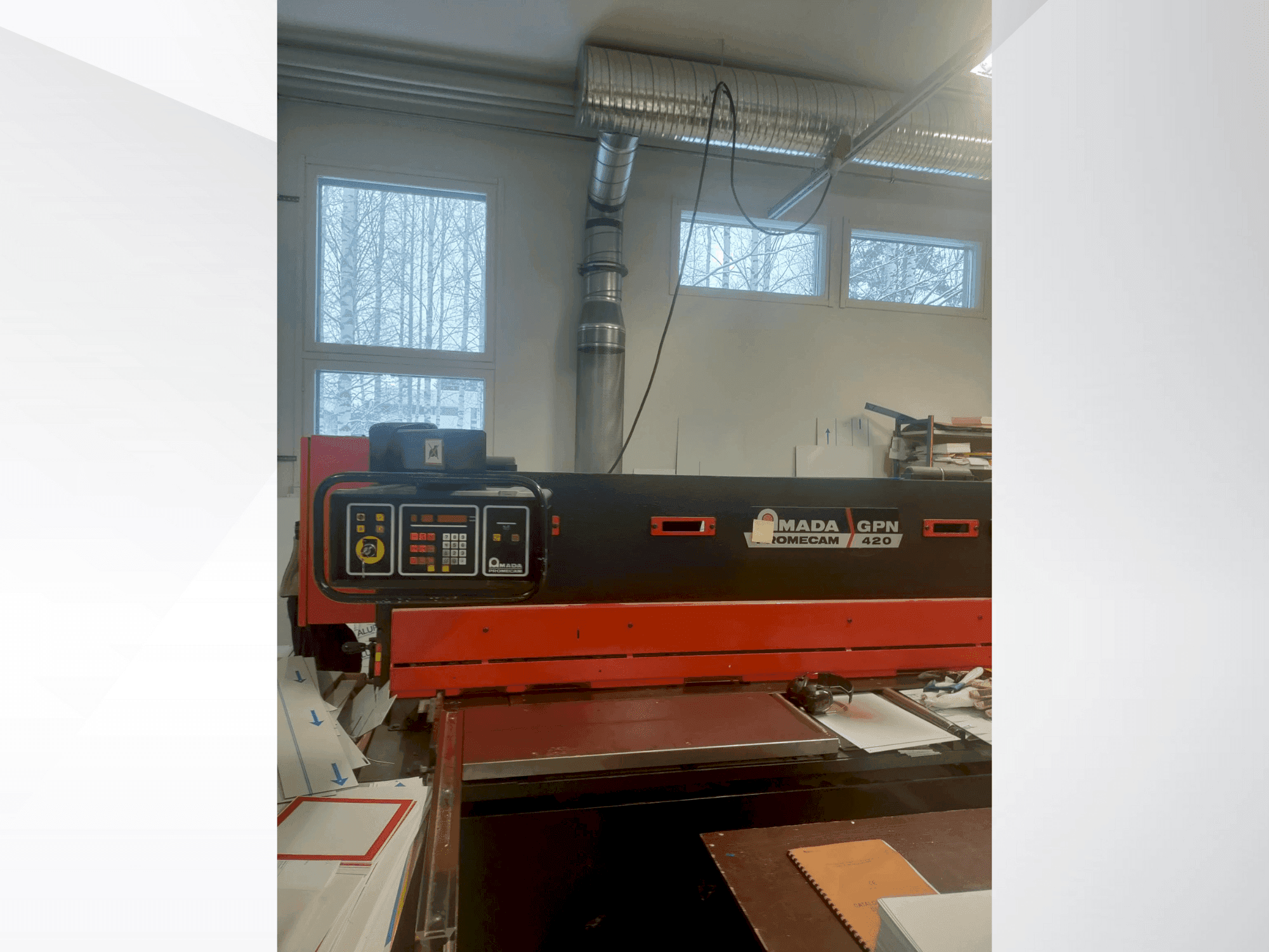 A AMADA GPN 420 gép elölnézete